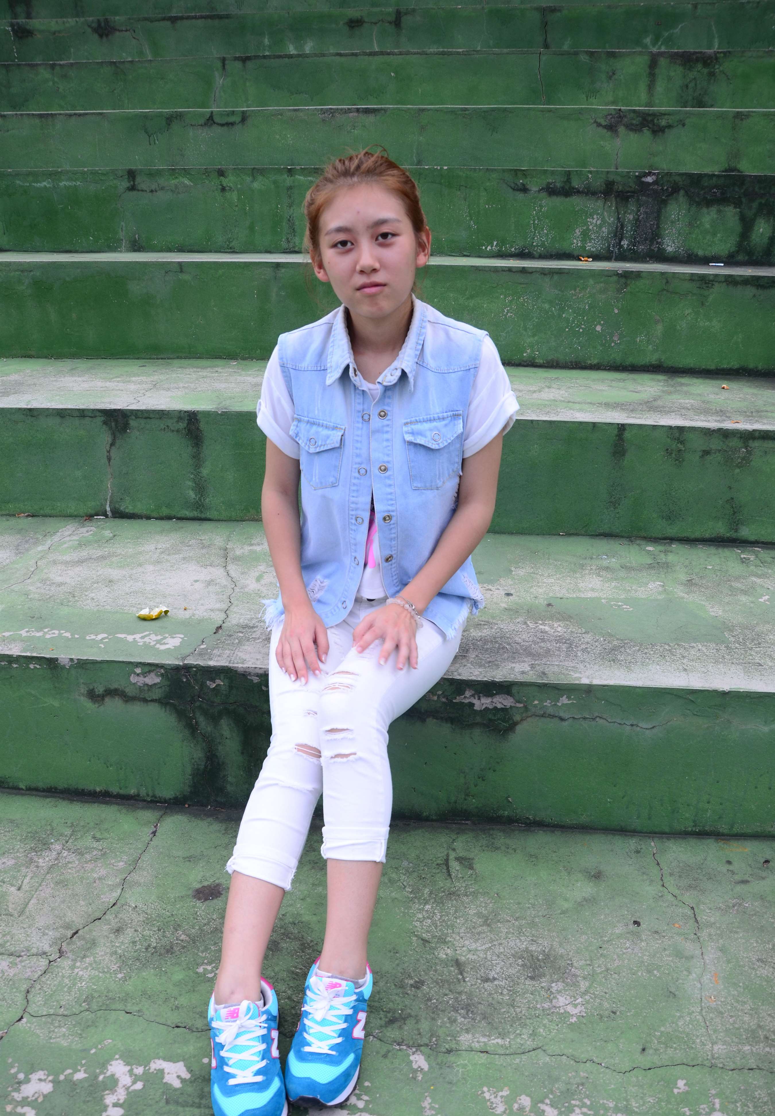 《操场看台上的棉袜脚》作品图