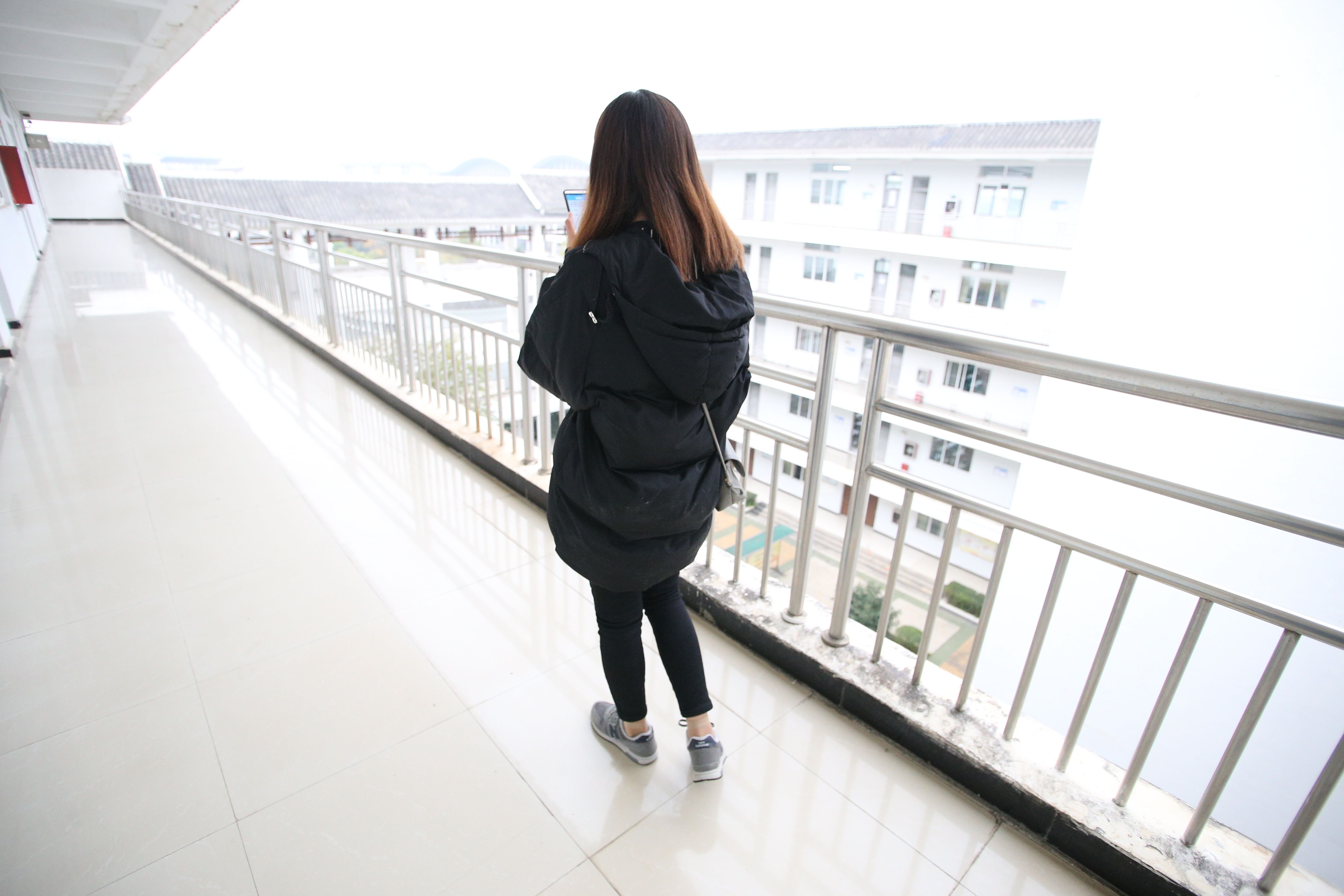 《放假后の教室丝袜脚+视频一部》作品图