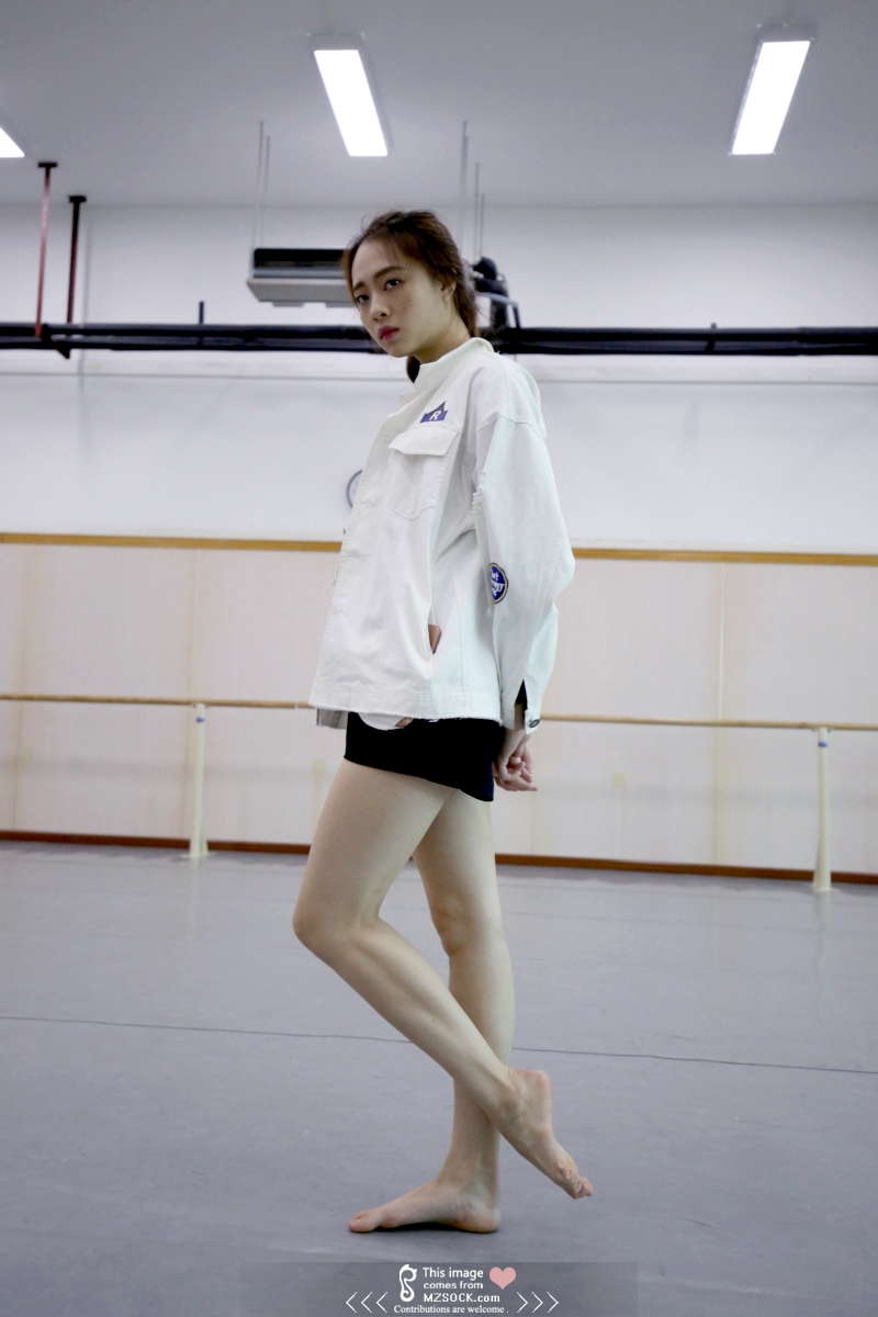 《舞蹈房里的长腿裸足诱惑》作品图