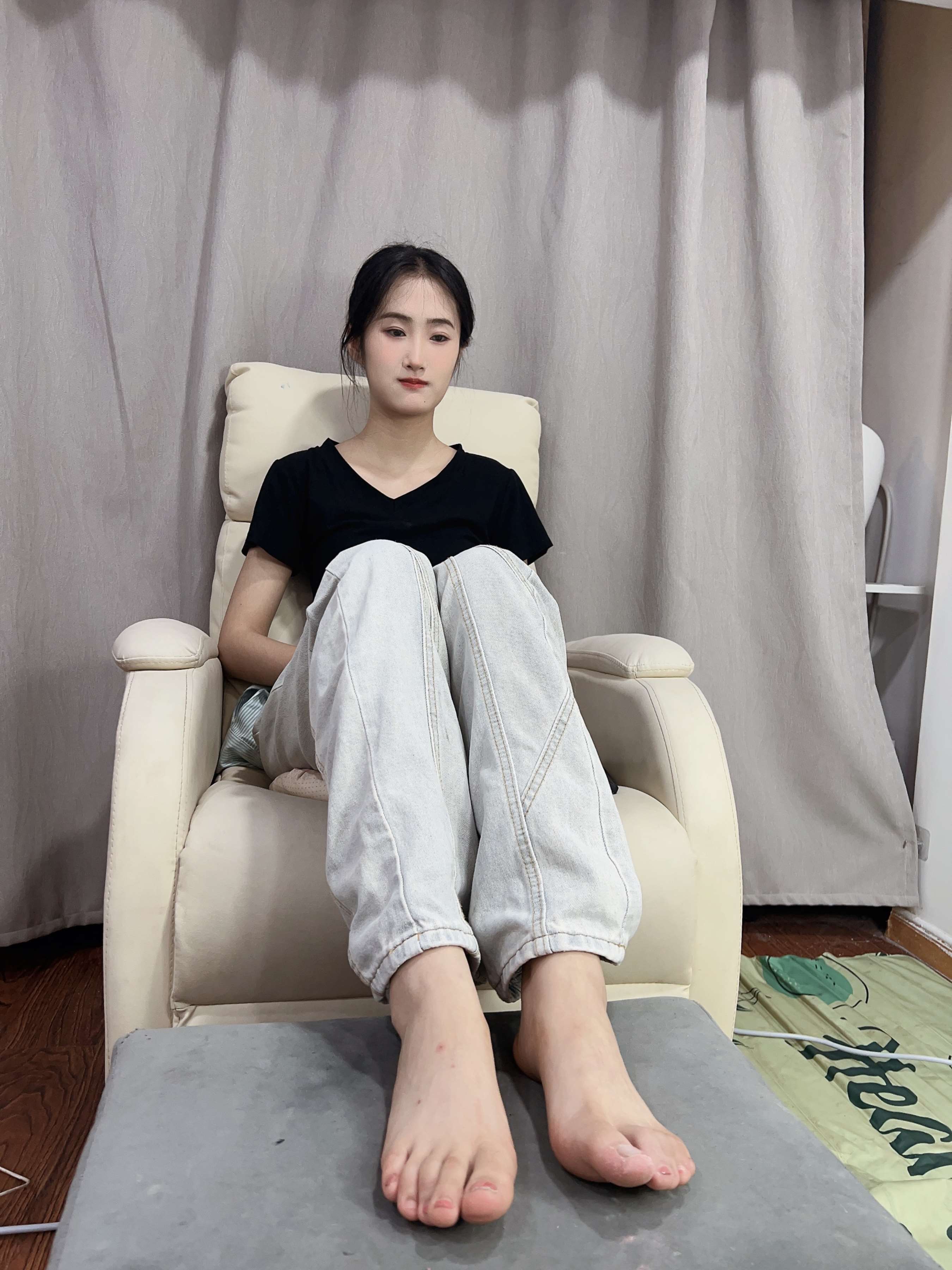 《少女白嫩足》作品图