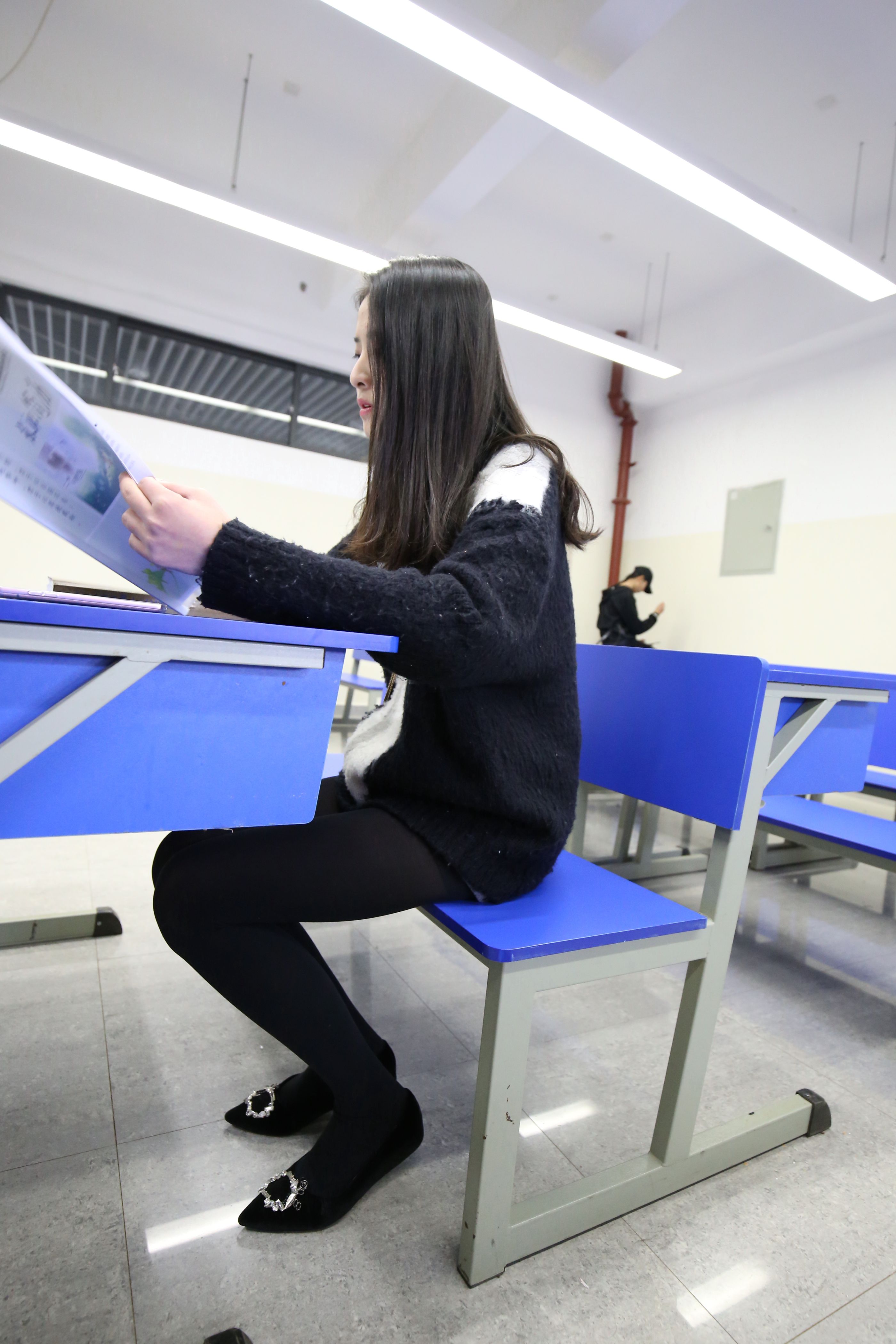 《放课の后长黑丝脚丫》作品图