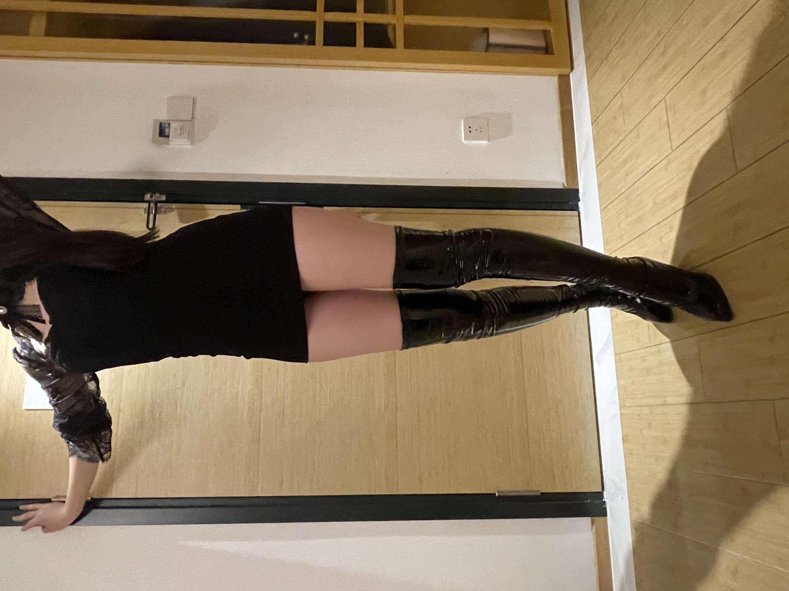 《长靴女神走了一天路的酸酸裸足》作品图