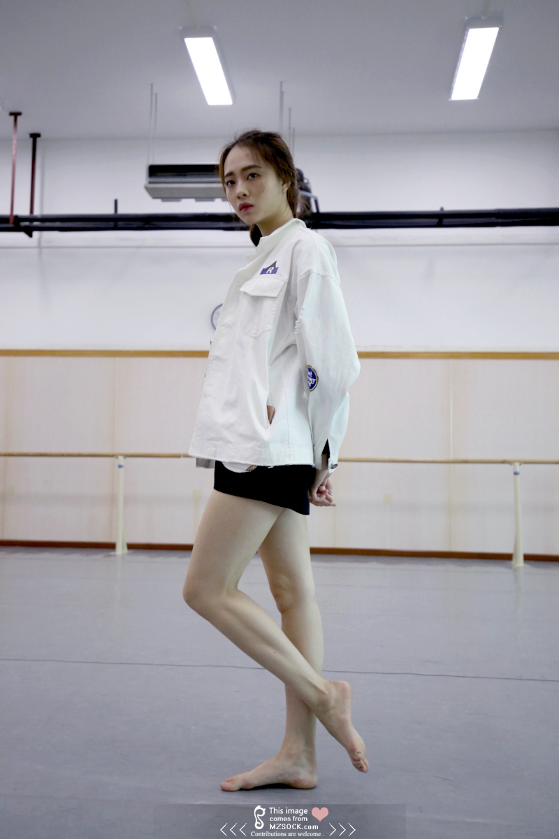 《舞蹈房里的长腿裸足诱惑》作品图