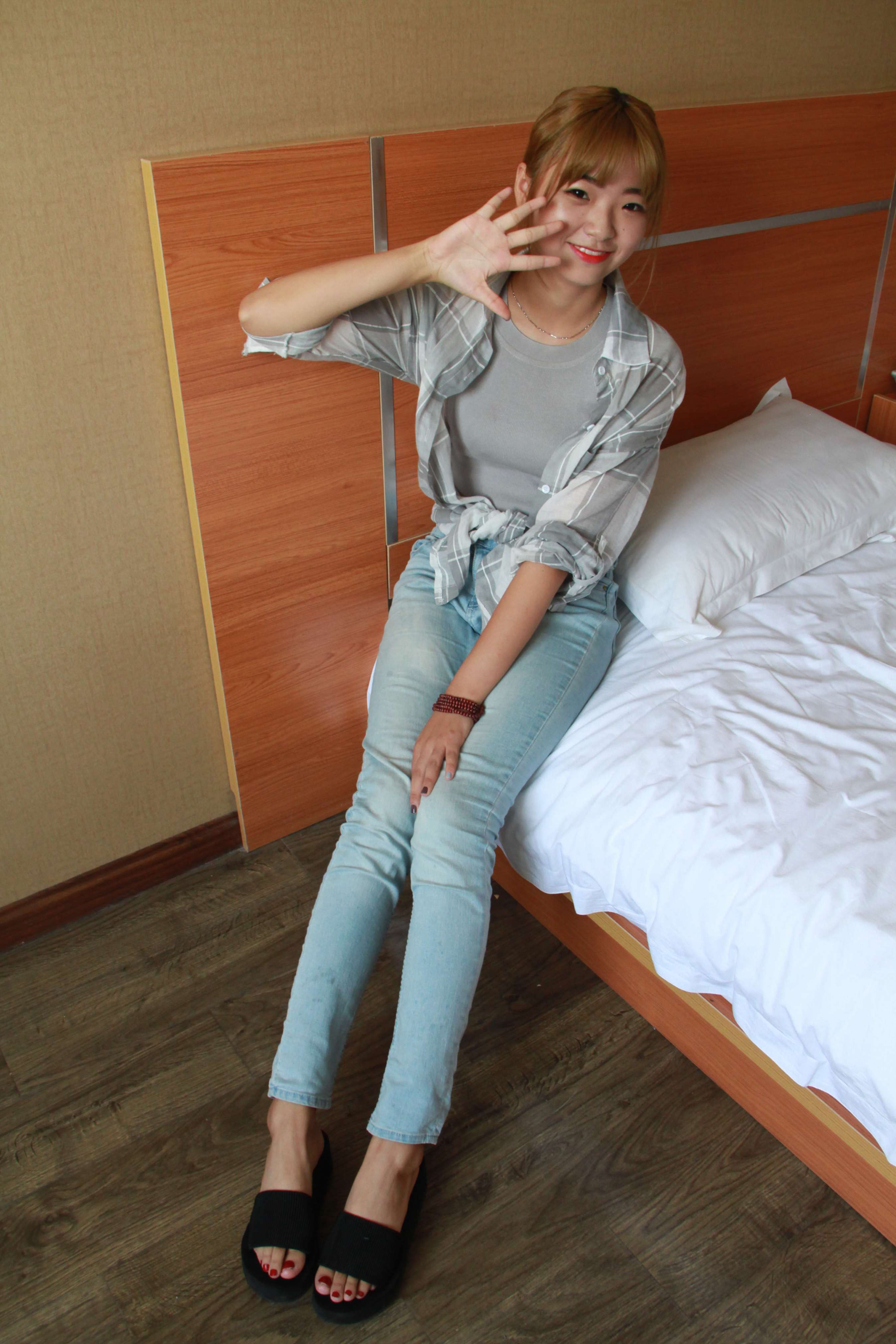 《牛仔学妹の短丝足》作品图