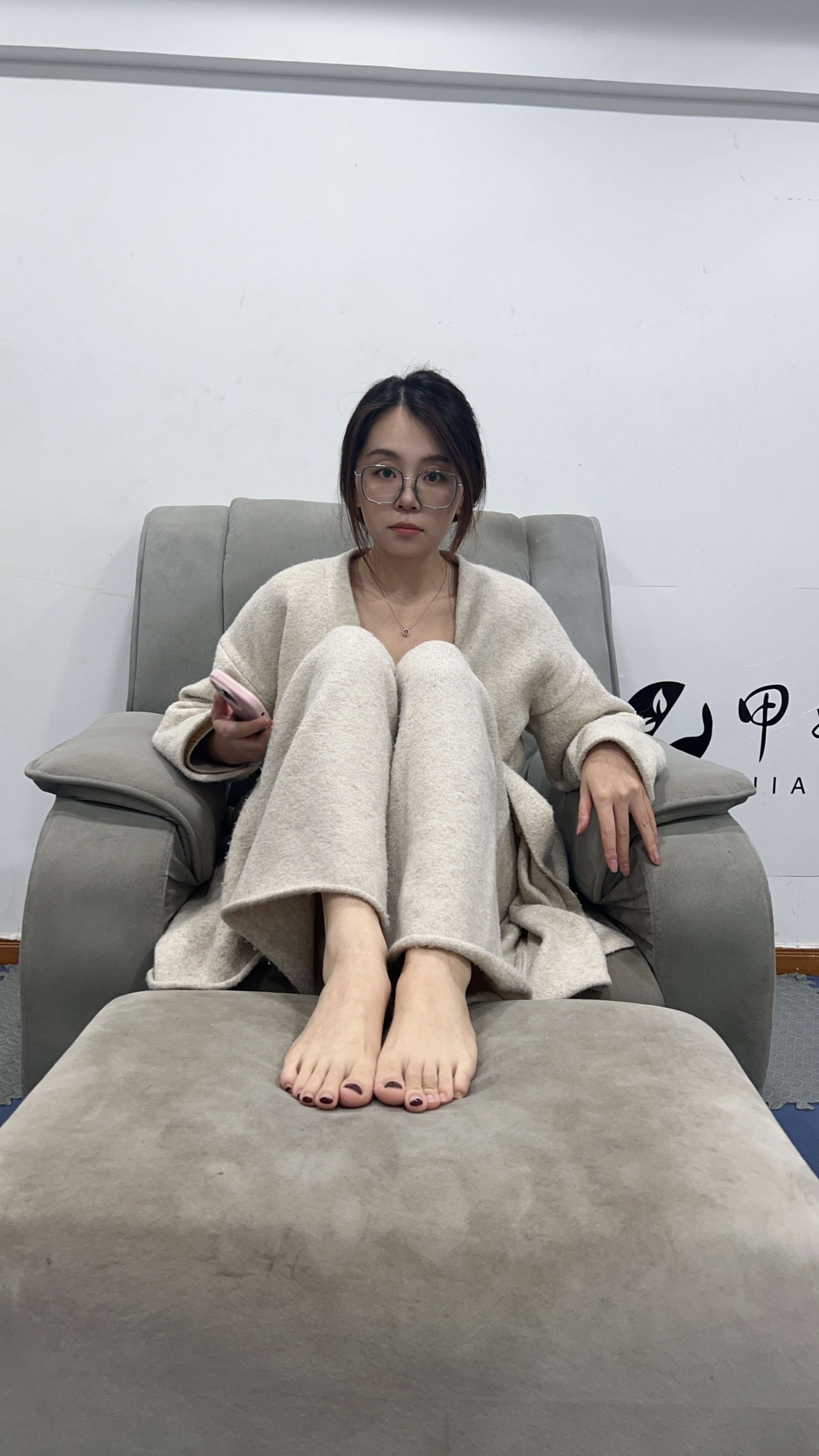 《眼镜妹的大美脚》作品图