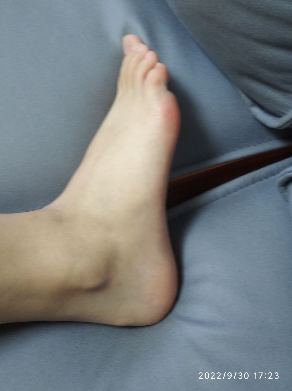 《套路反差眼镜妹生活照露脸展示脚底身材》作品图