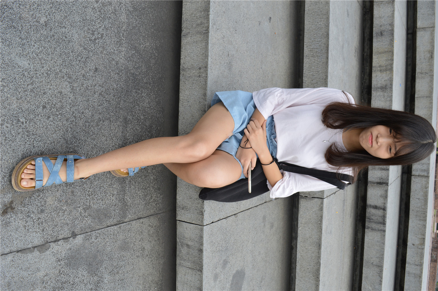 《草坪上凉拖鞋》作品图