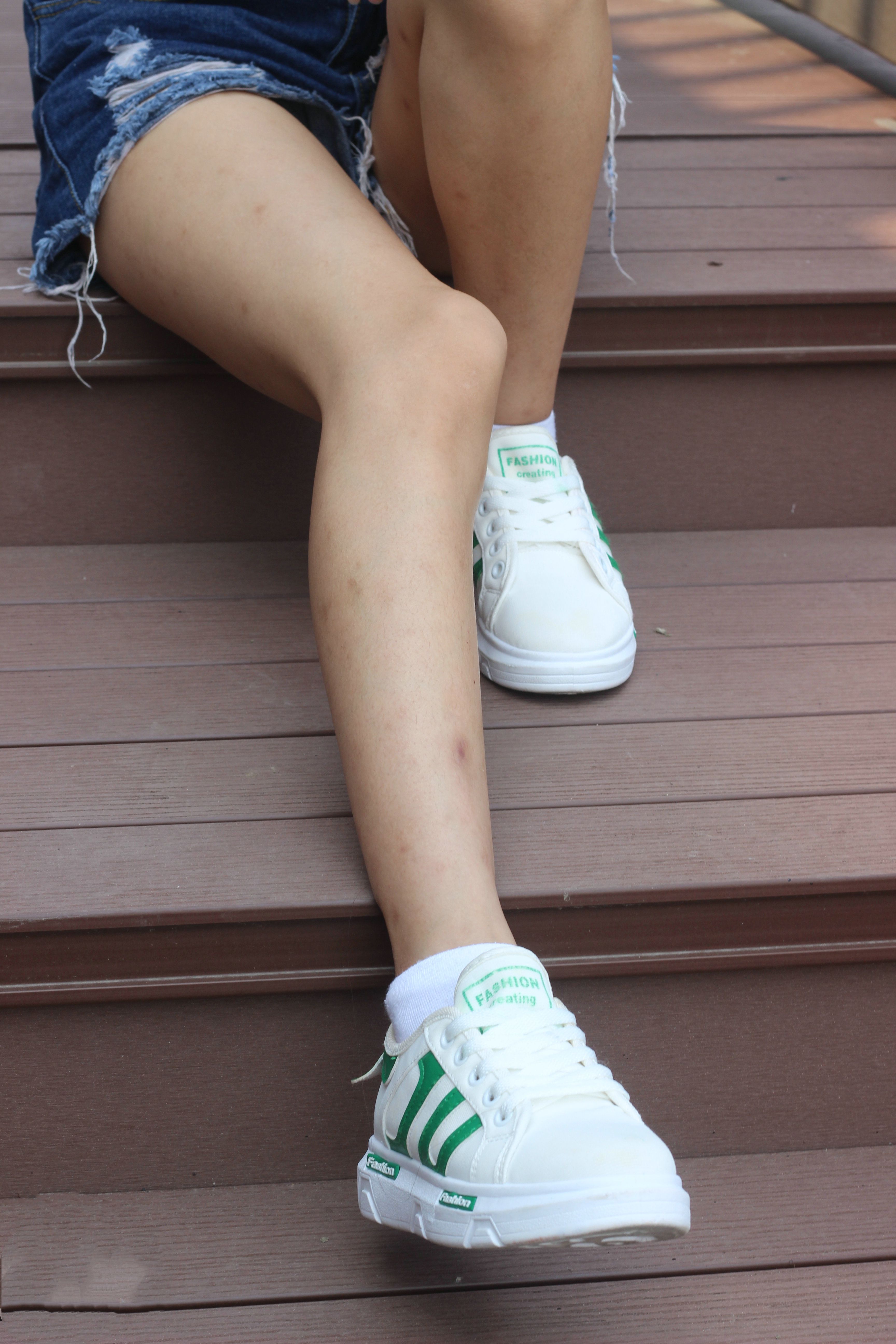 《热裤板鞋棉袜の裸足脚丫》作品图