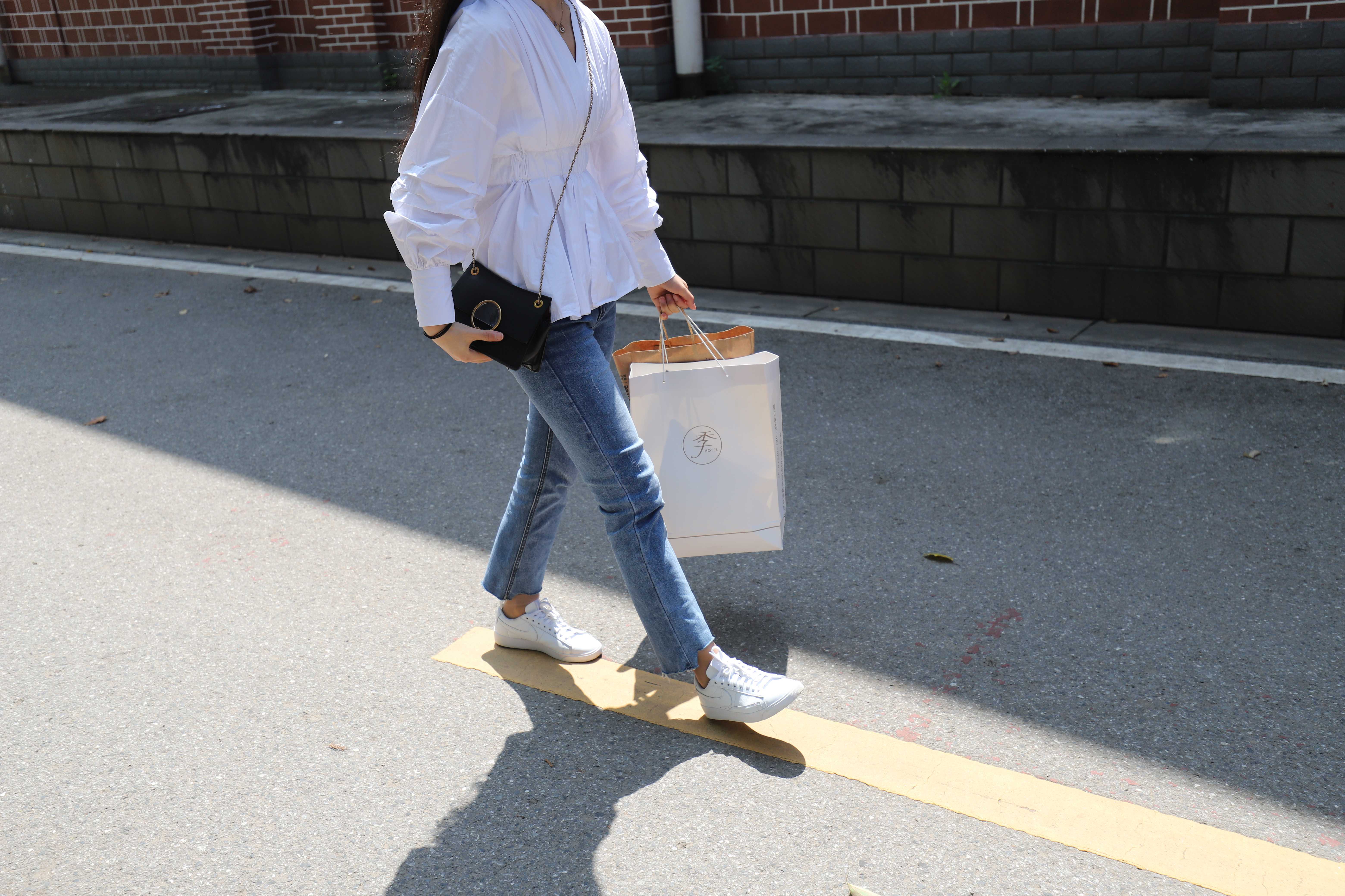 《公园阶梯板鞋丝袜脚》作品图