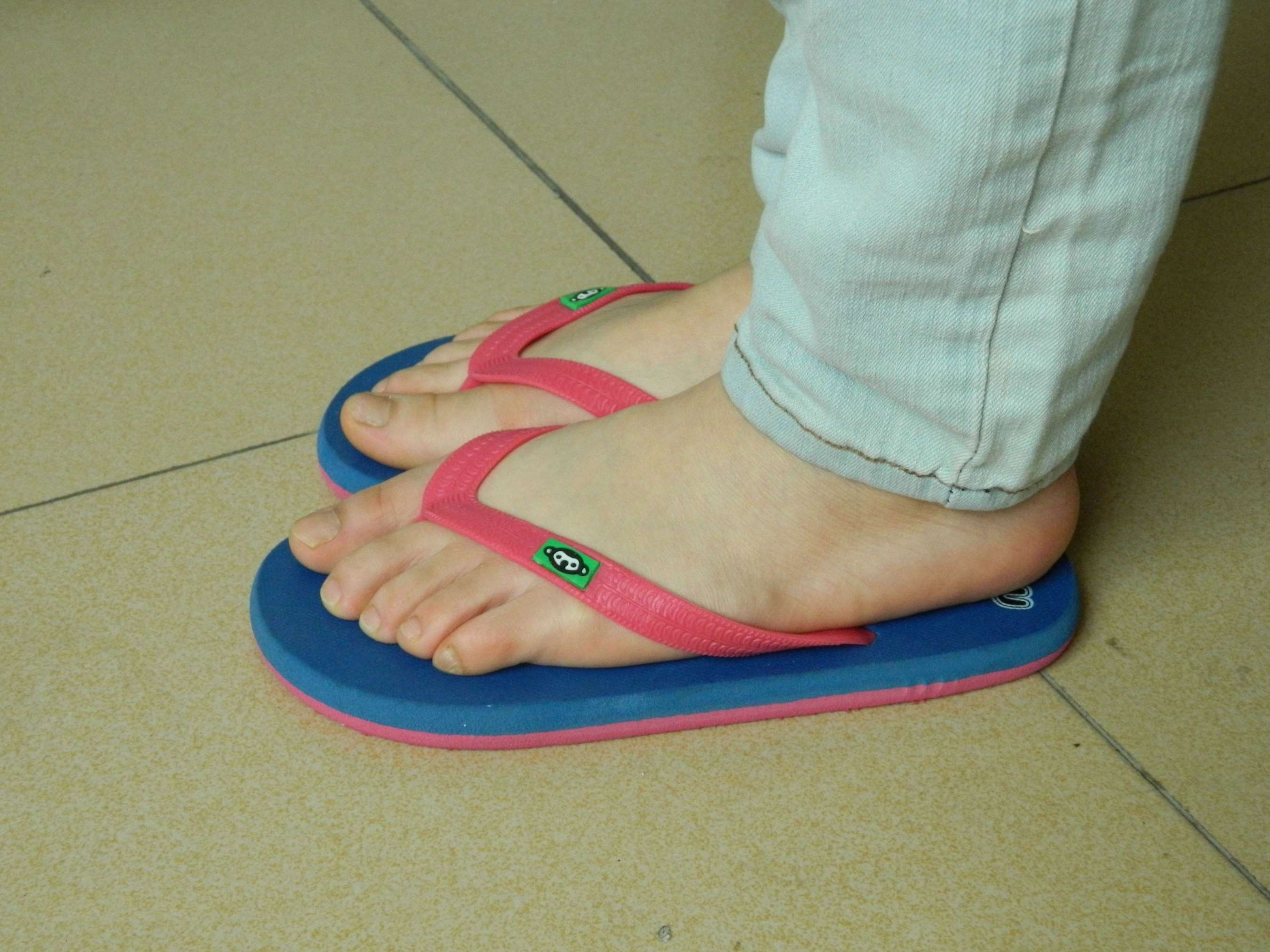 《女大学生教室展人字拖の裸足》作品图