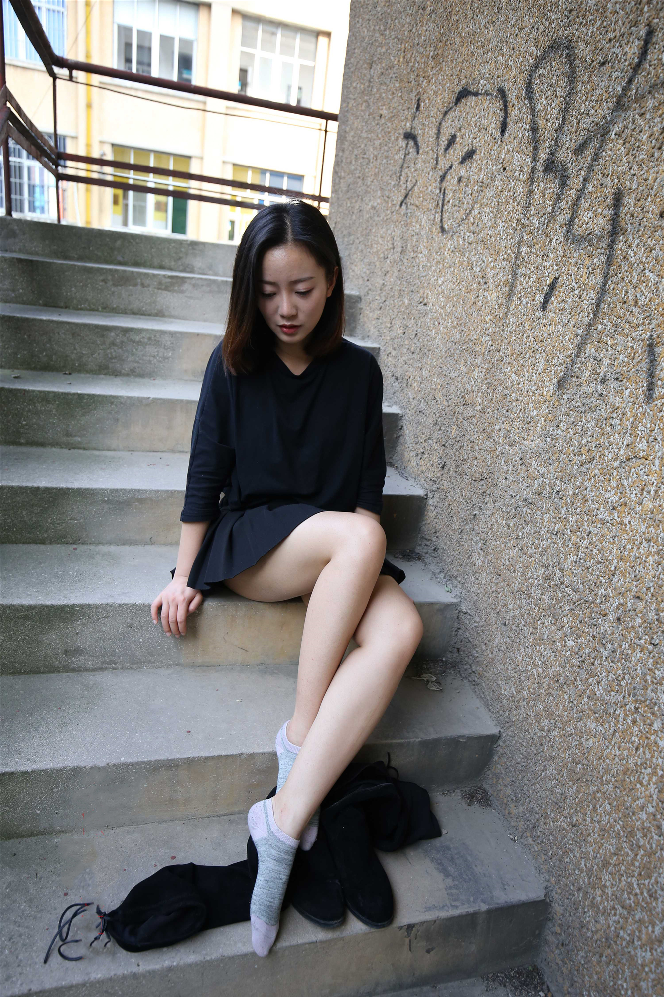 《黑色连衣裙棉袜の裸足脚丫》作品图