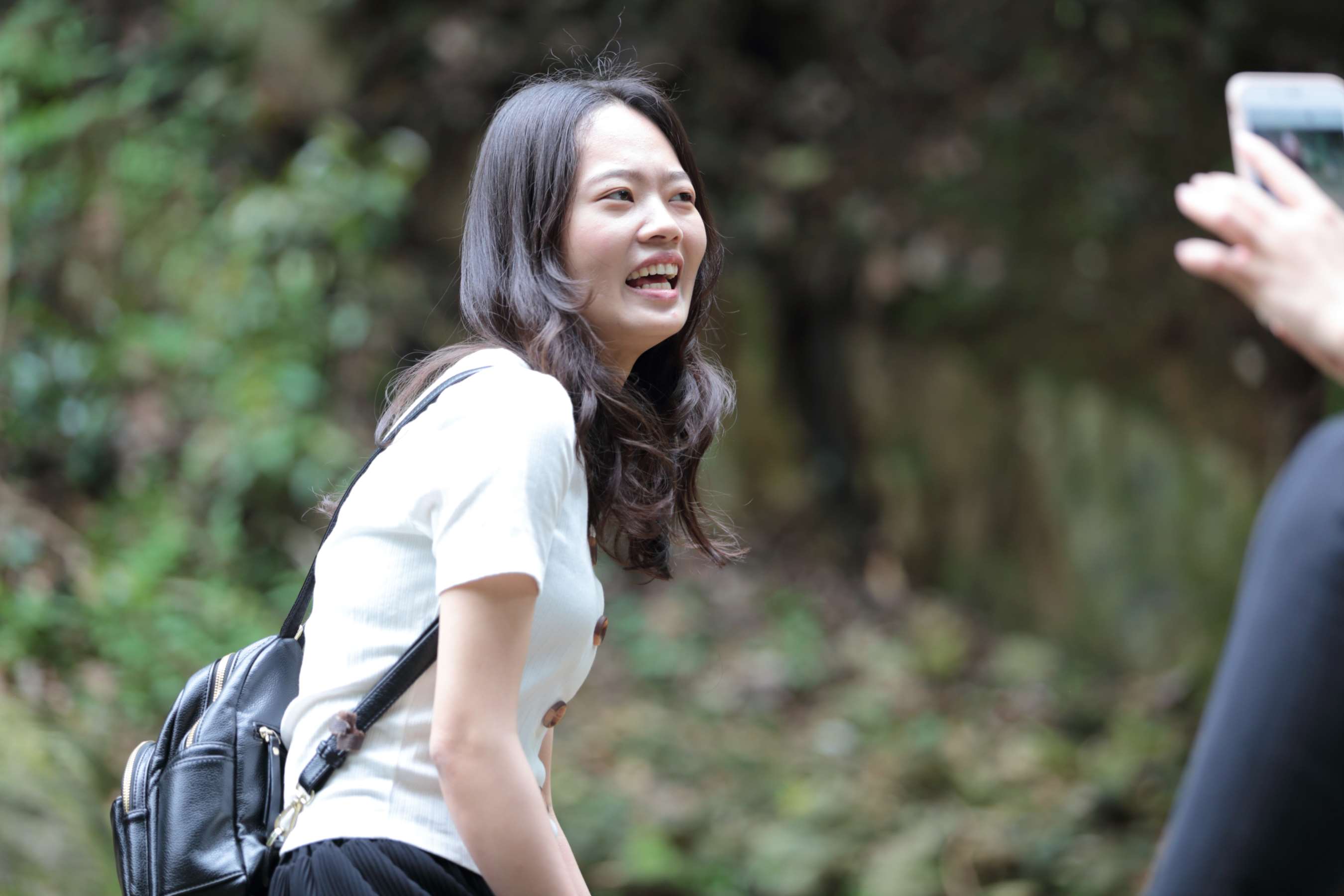 《两大学生 脱掉鞋露出玉足》作品图