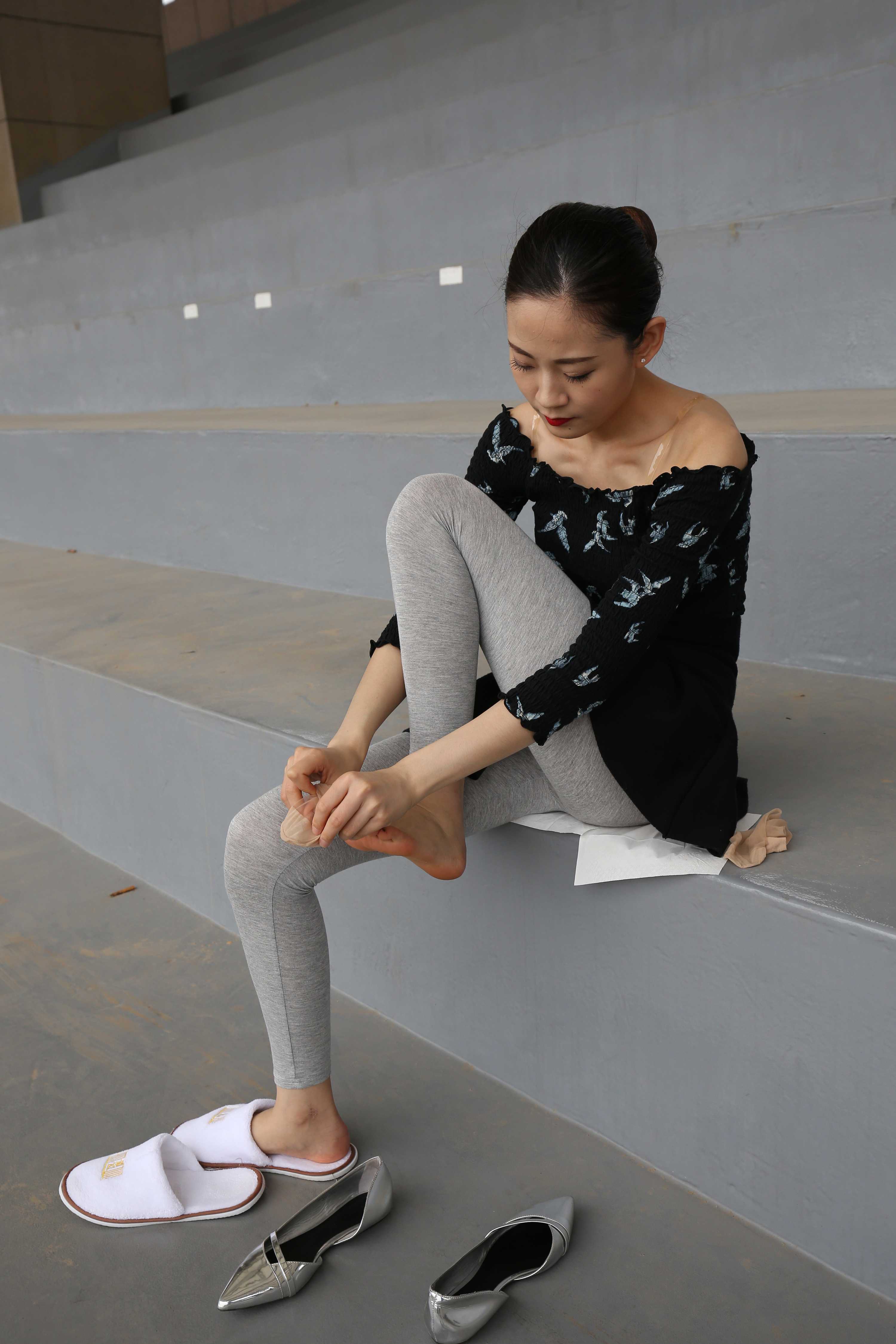 《大三学姐肉丝袜脚》作品图