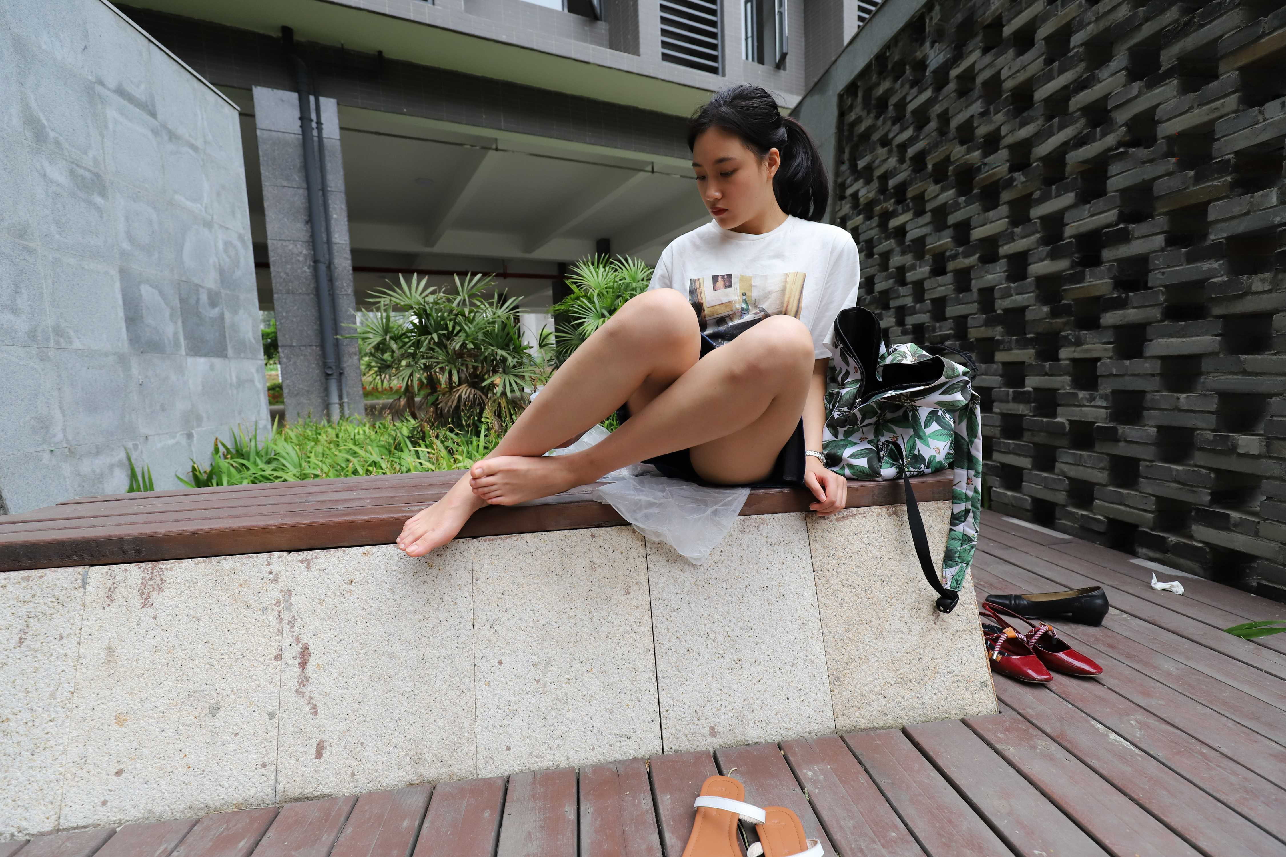 《大眼妹热裤裸足凉拖脚丫》作品图