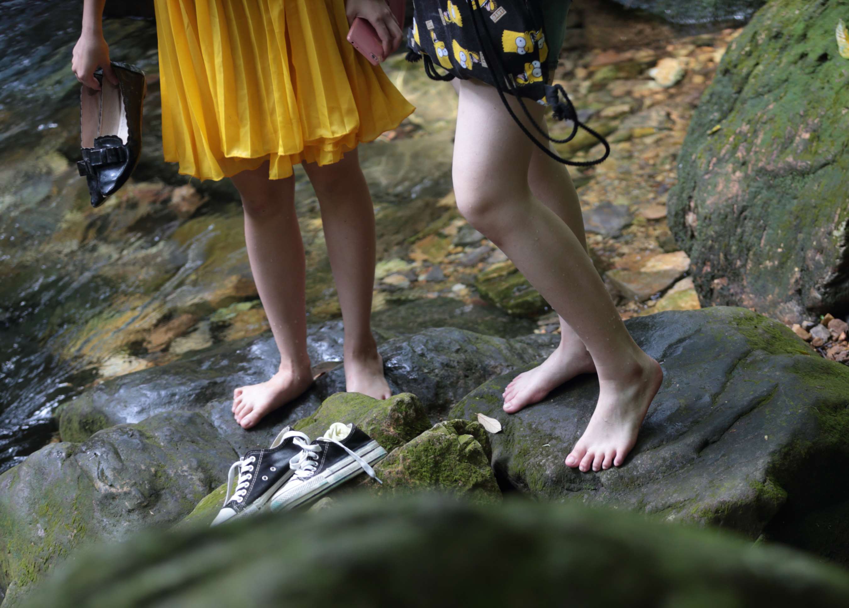 《两位19岁刚毕业的学妹，从帆布鞋脱出够白够性感》作品图