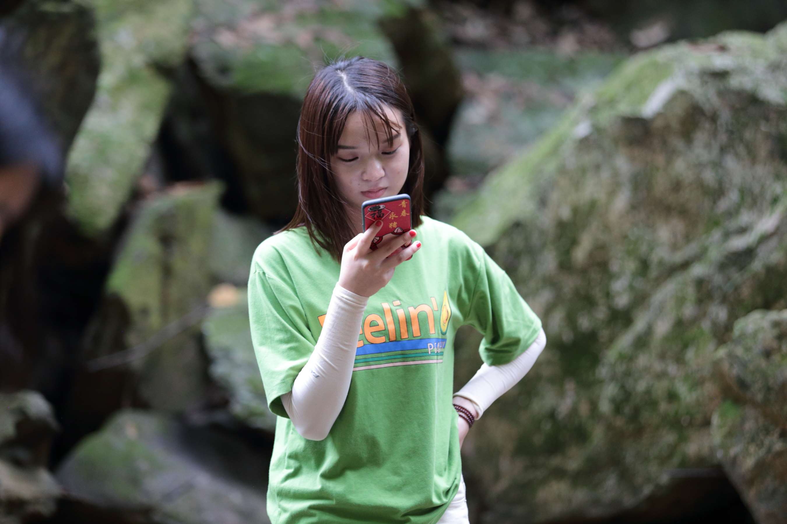 《清纯可爱的两位美女大学生脱掉鞋袜露白嫩美脚》作品图