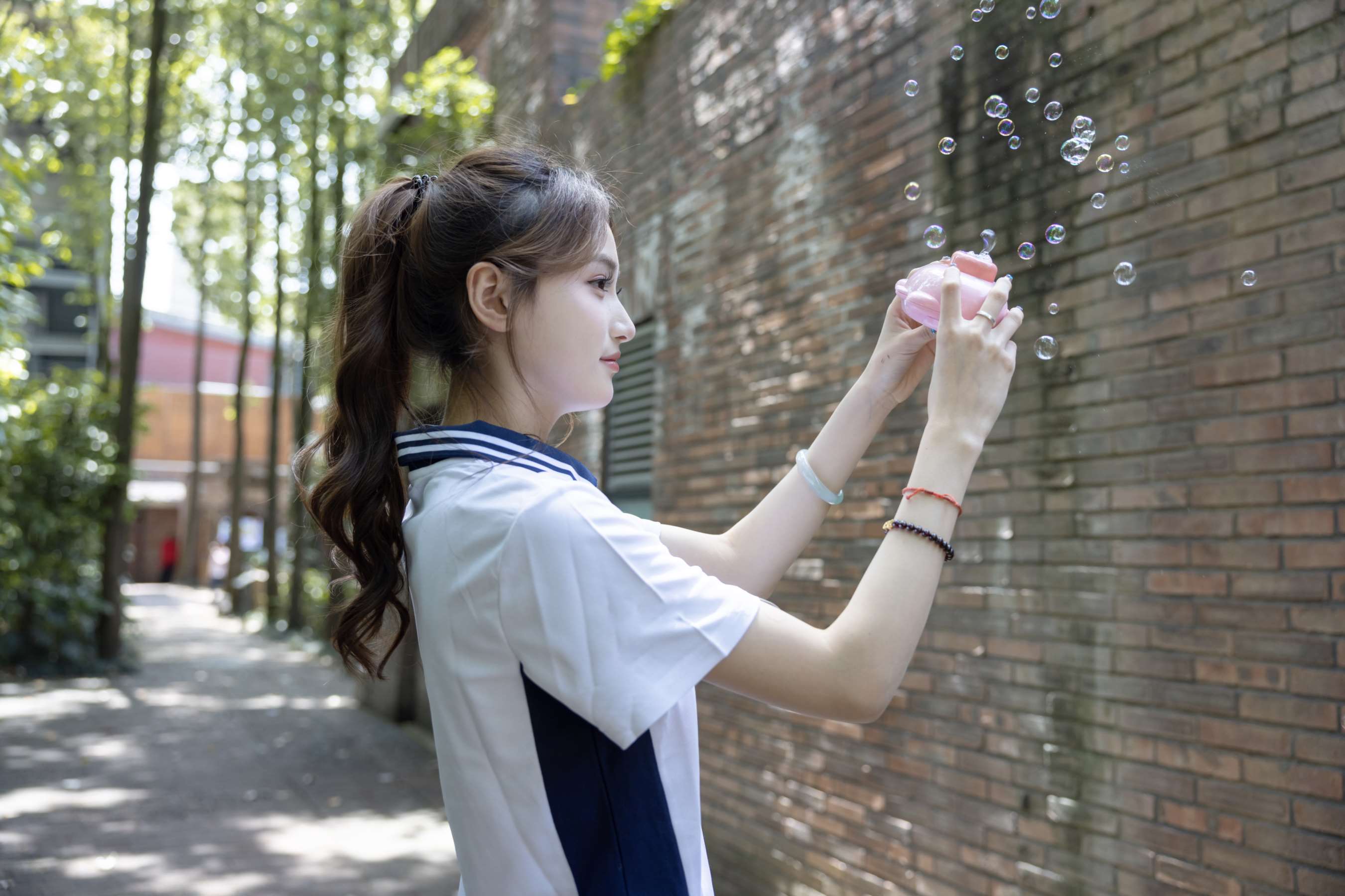 《南希 校服の嫩足》作品图