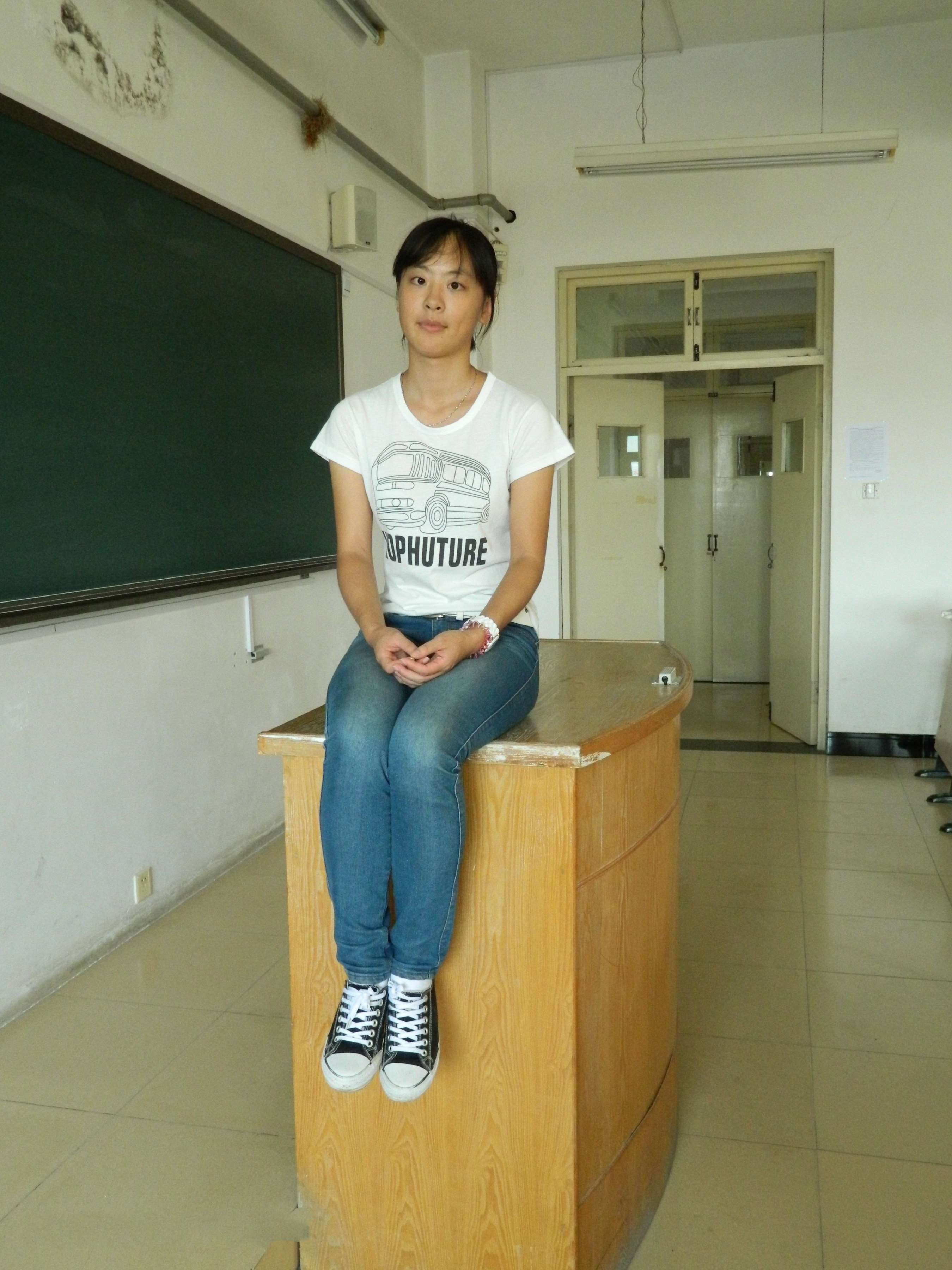 《倩倩师姐教室展示原味白袜脚》作品图