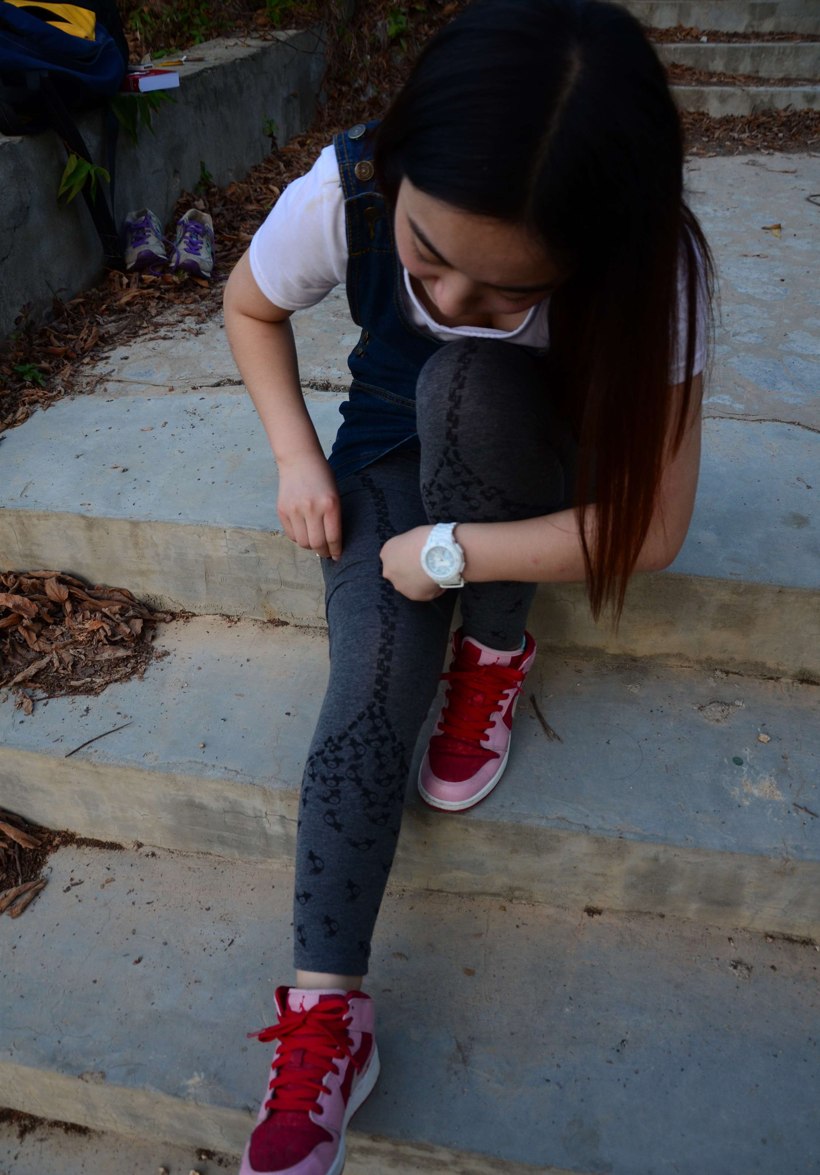 《板鞋の白棉袜脚》作品图