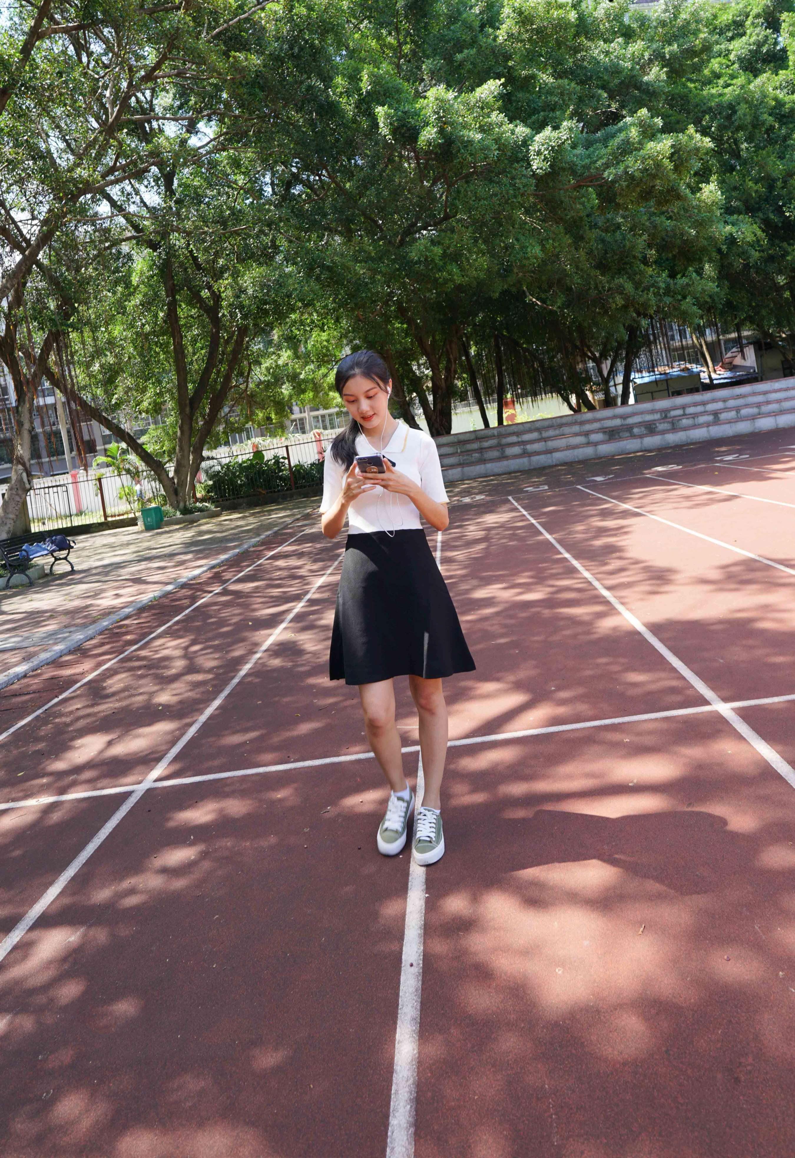 《初恋校花小李嘉欣操场散步》作品图
