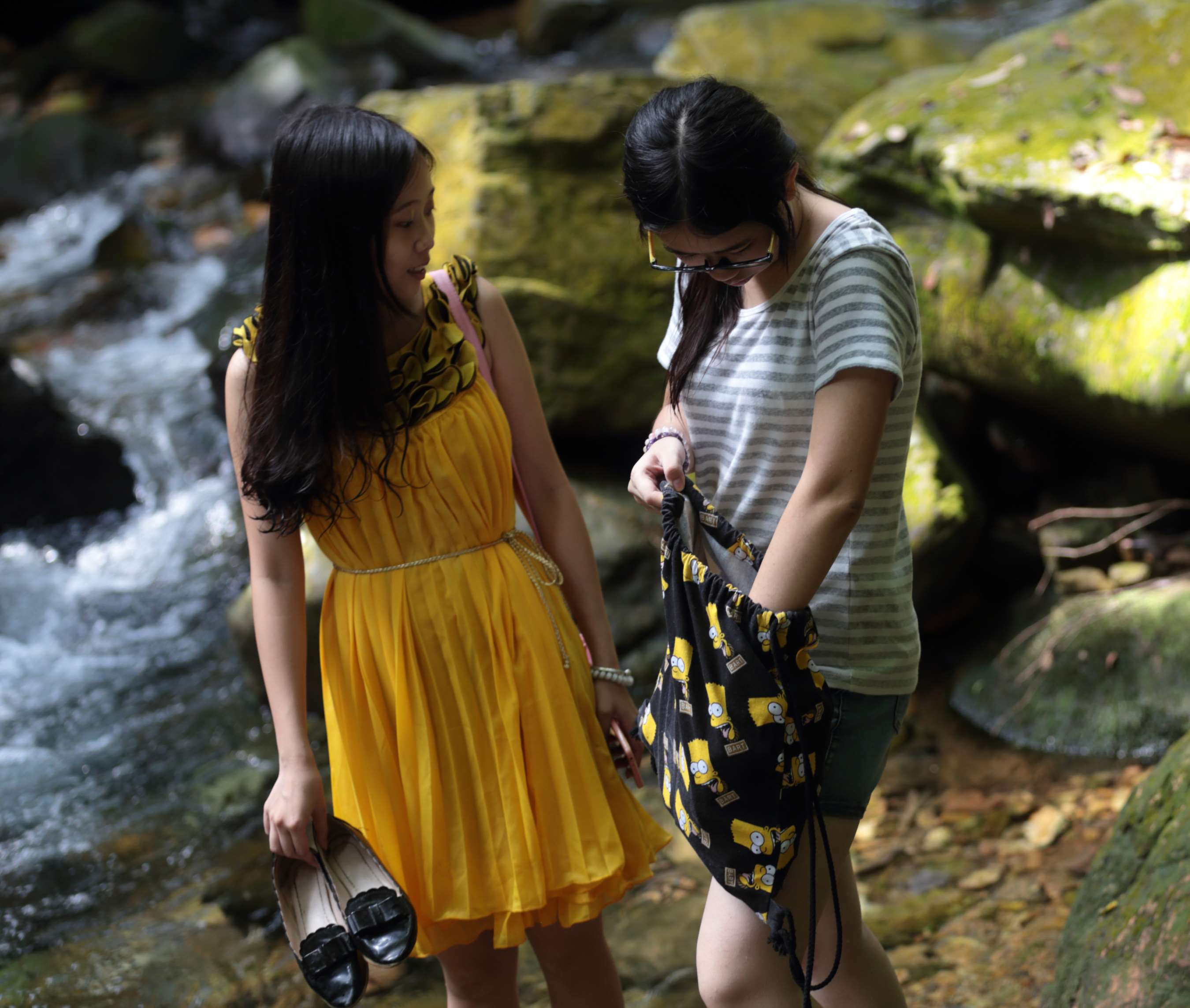 《两位19岁刚毕业的学妹，从帆布鞋脱出够白够性感》作品图