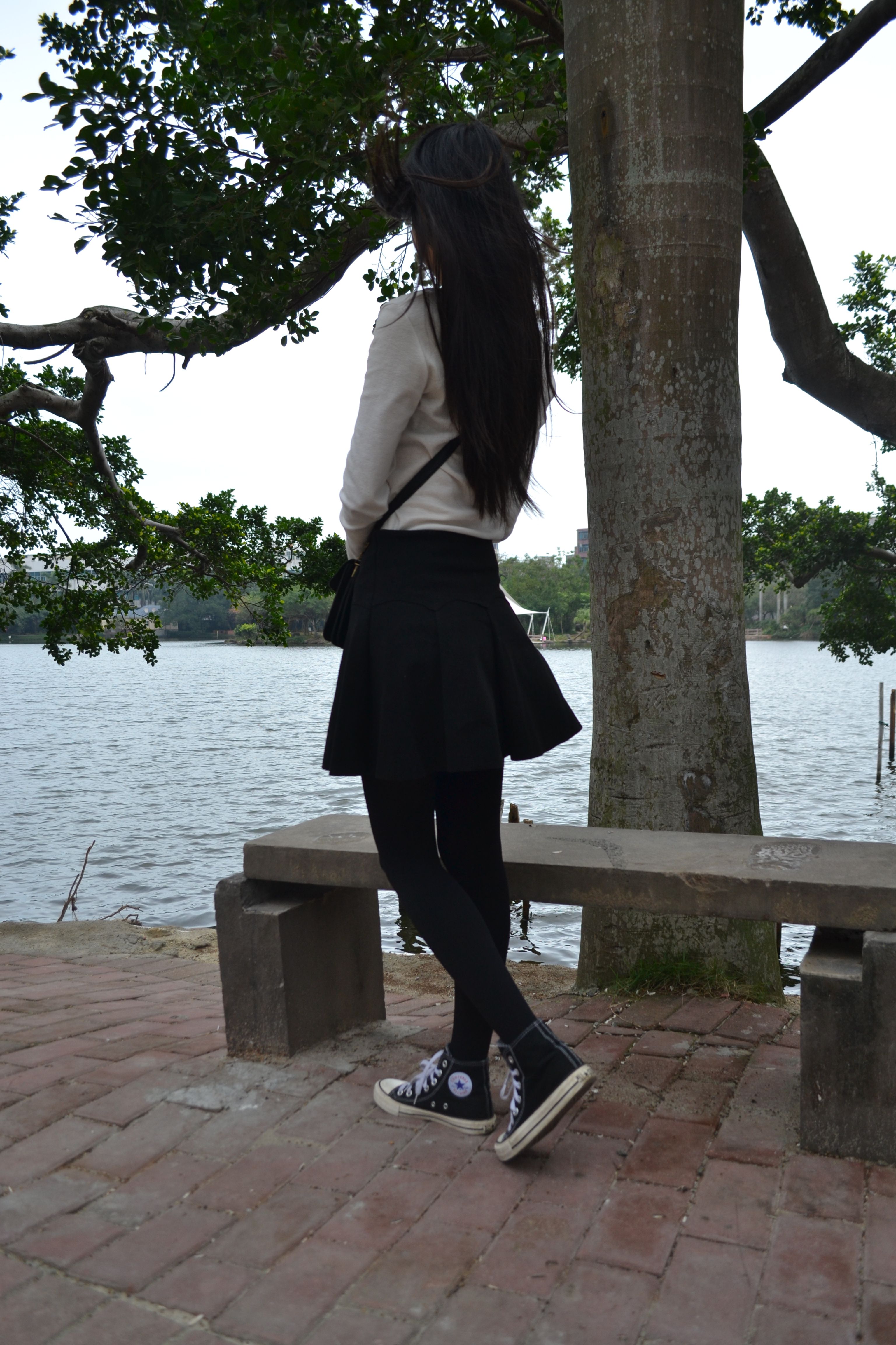 《湖边黑丝袜脚の帆布鞋》作品图