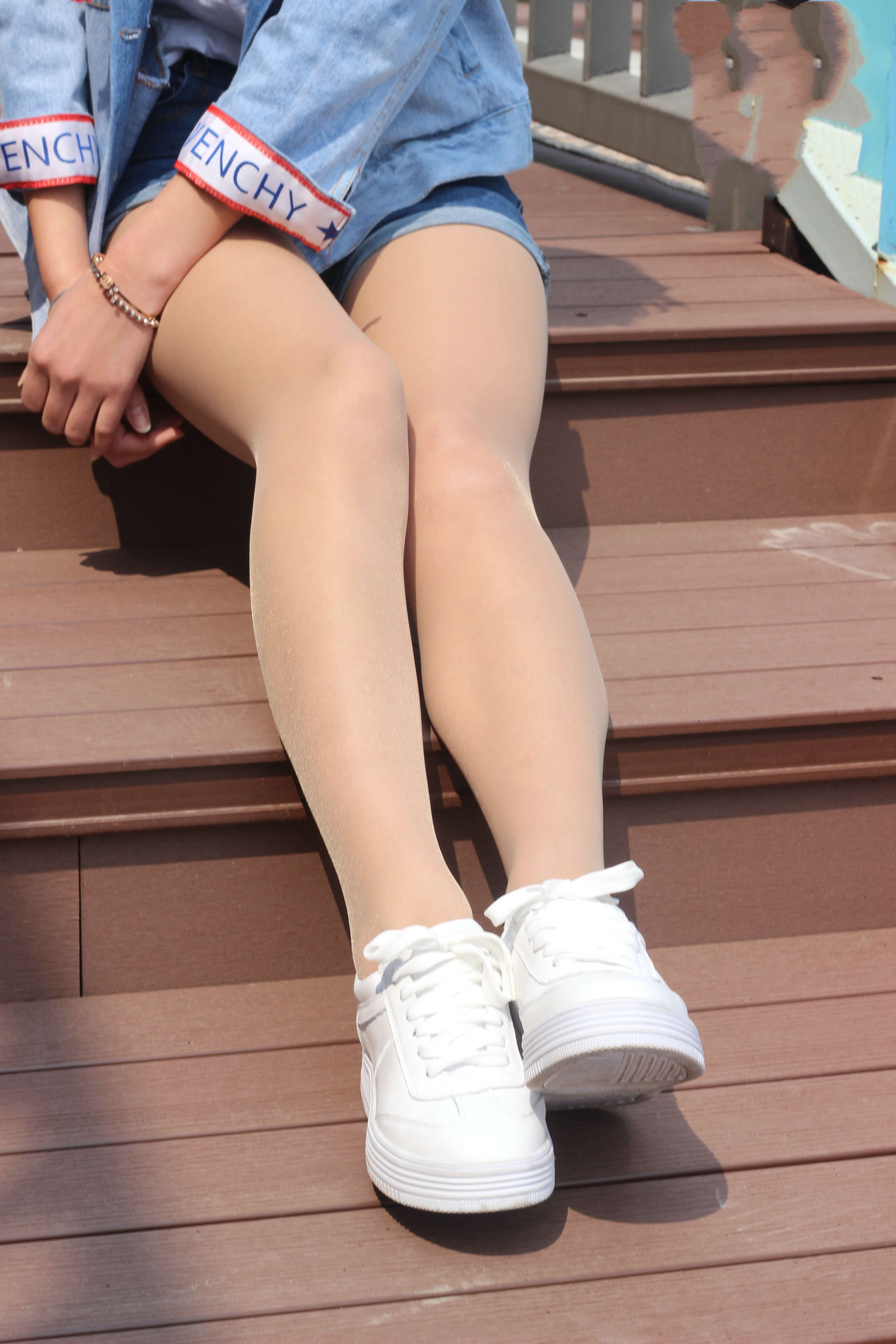 《户外热裤板鞋の丝袜脚丫》作品图