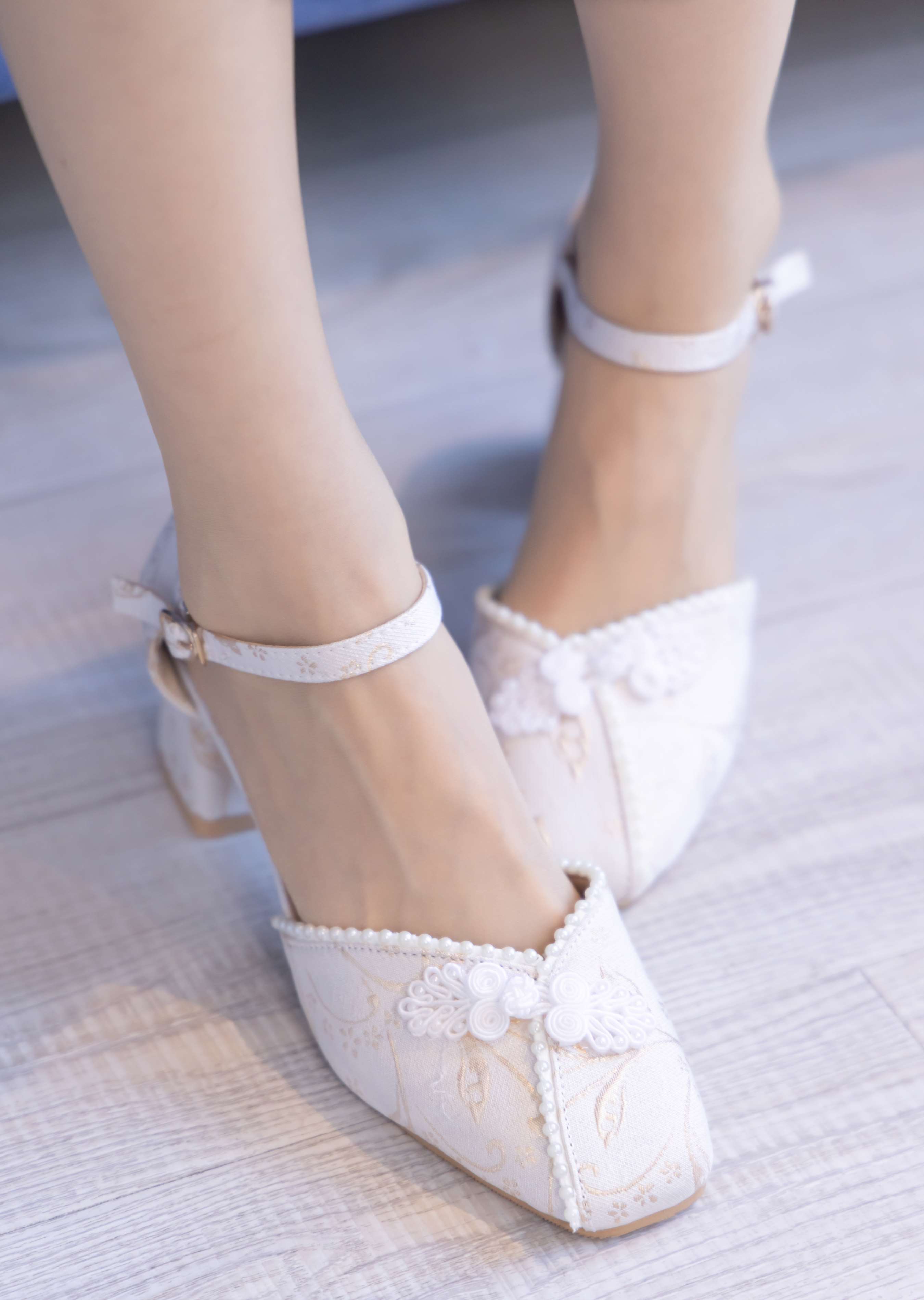 《稚予-汉服、高跟鞋、薄肉丝》作品图