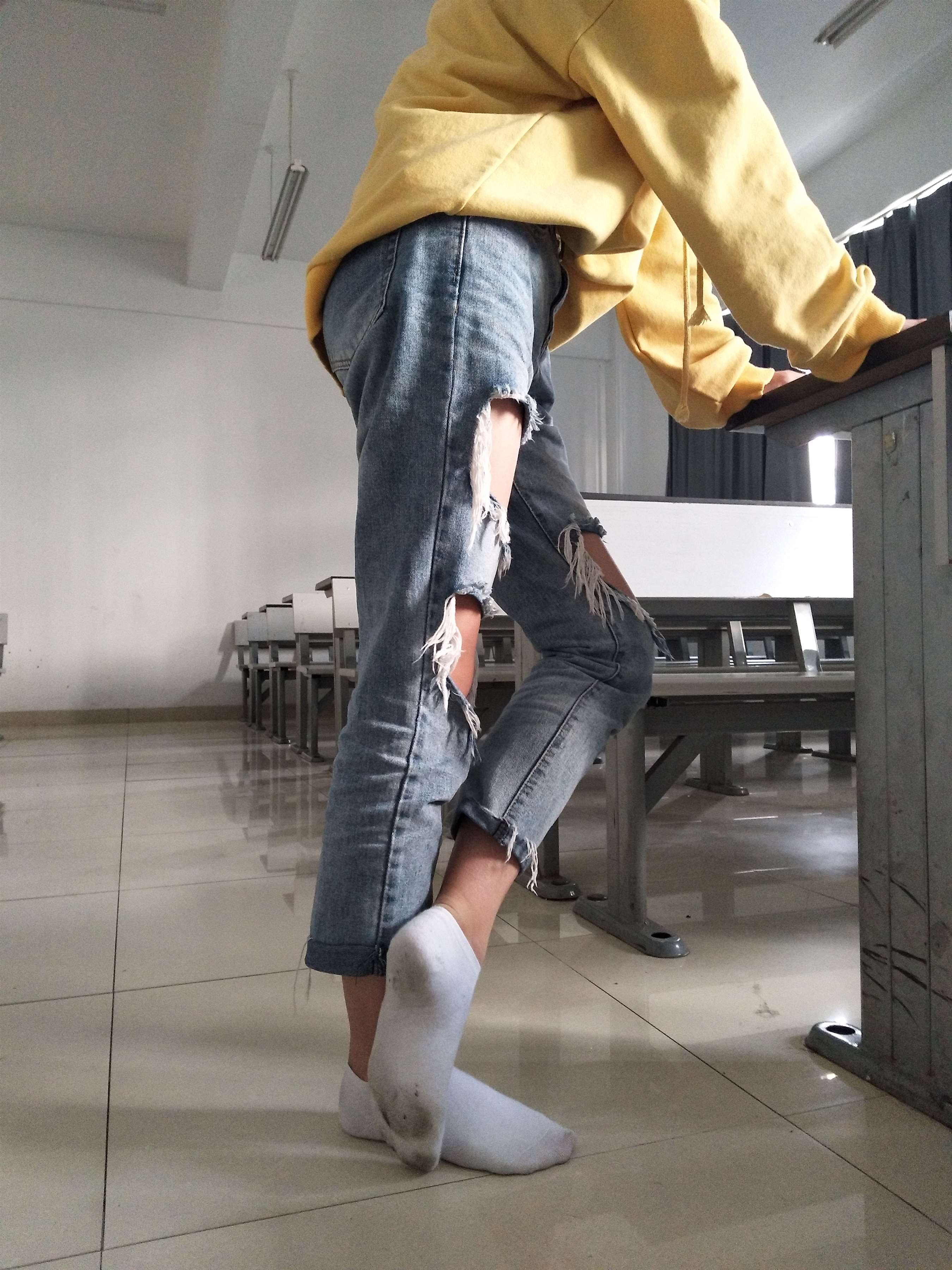 《教室脏白棉袜脚》作品图
