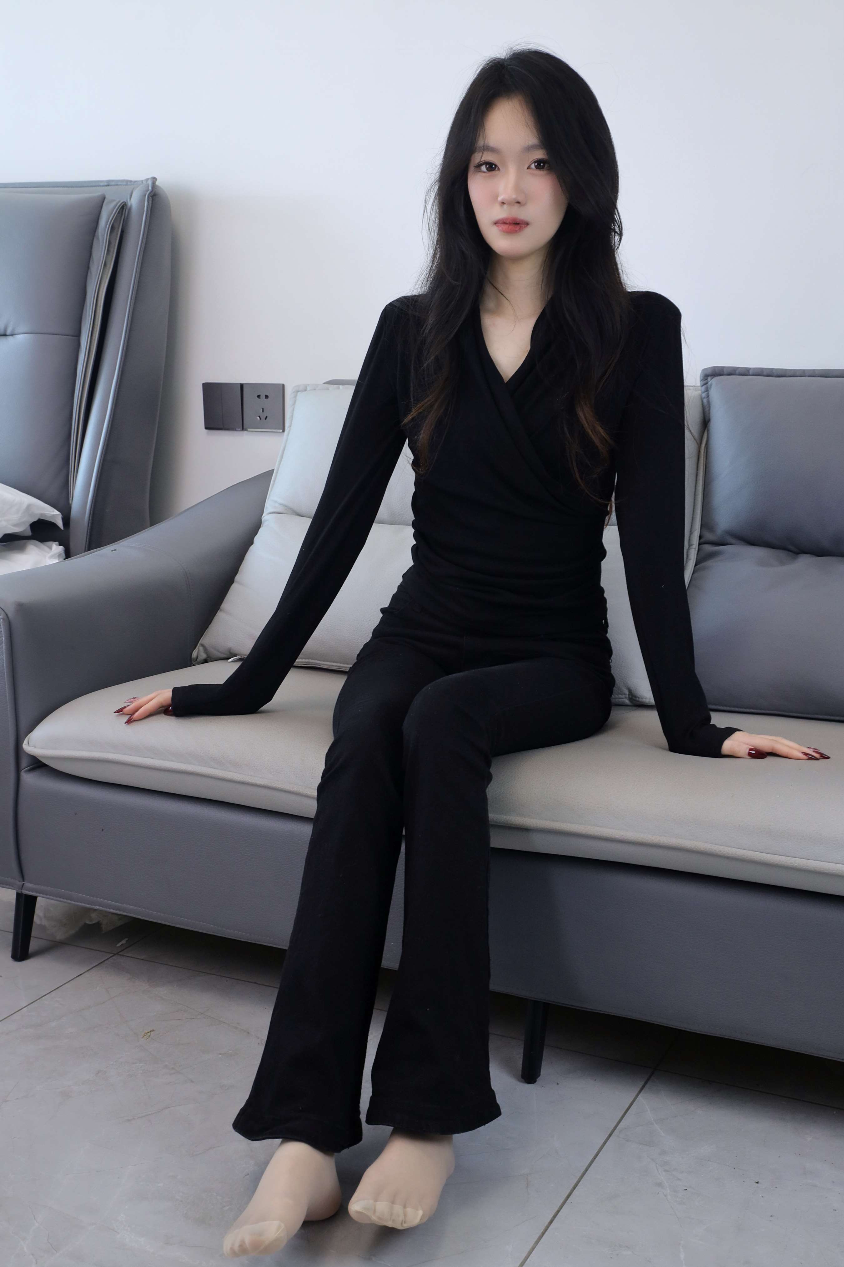 《小艺-黑色休闲の丝足、赤足》作品图