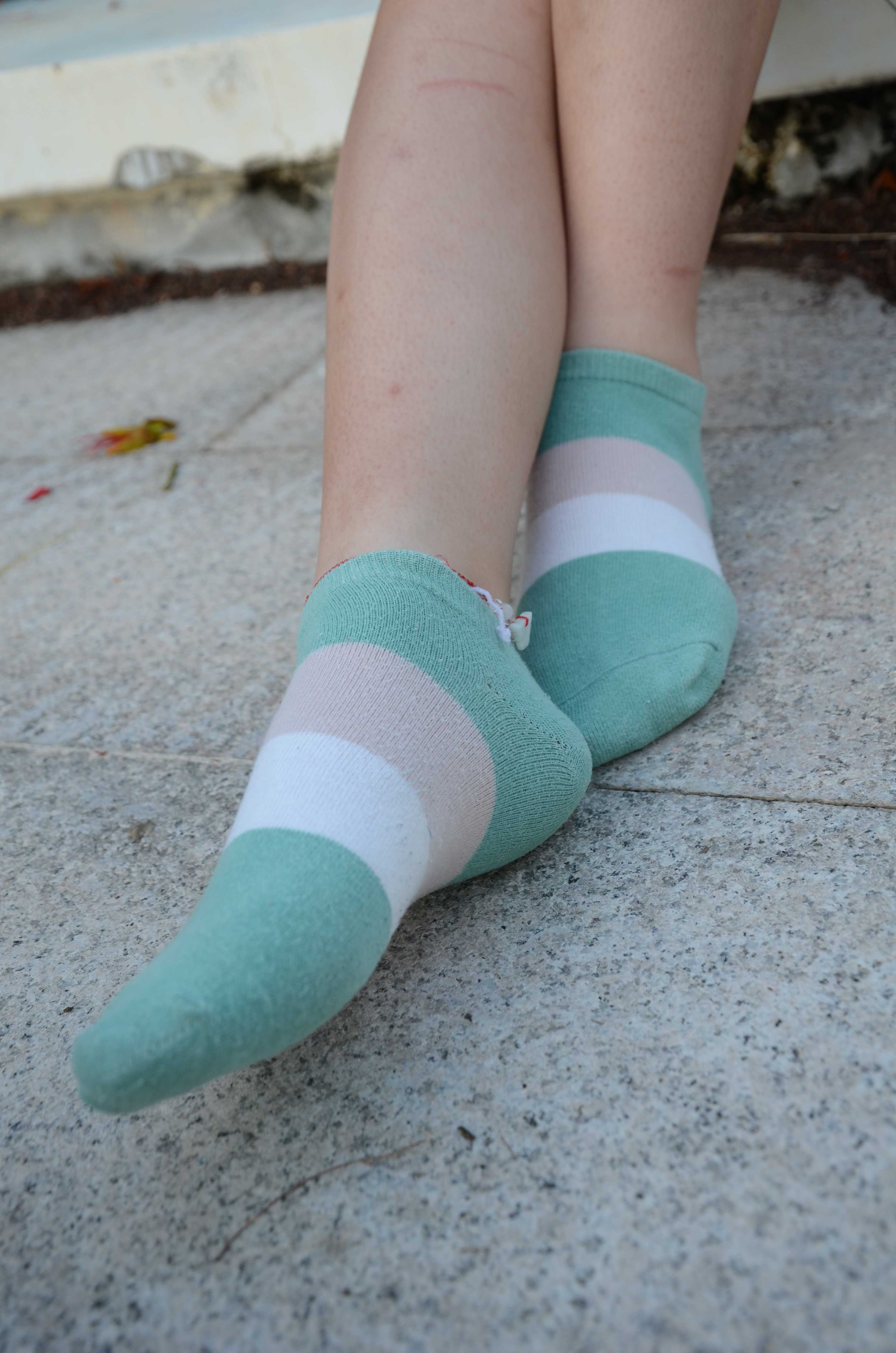 《学妹嫩足撩花》作品图