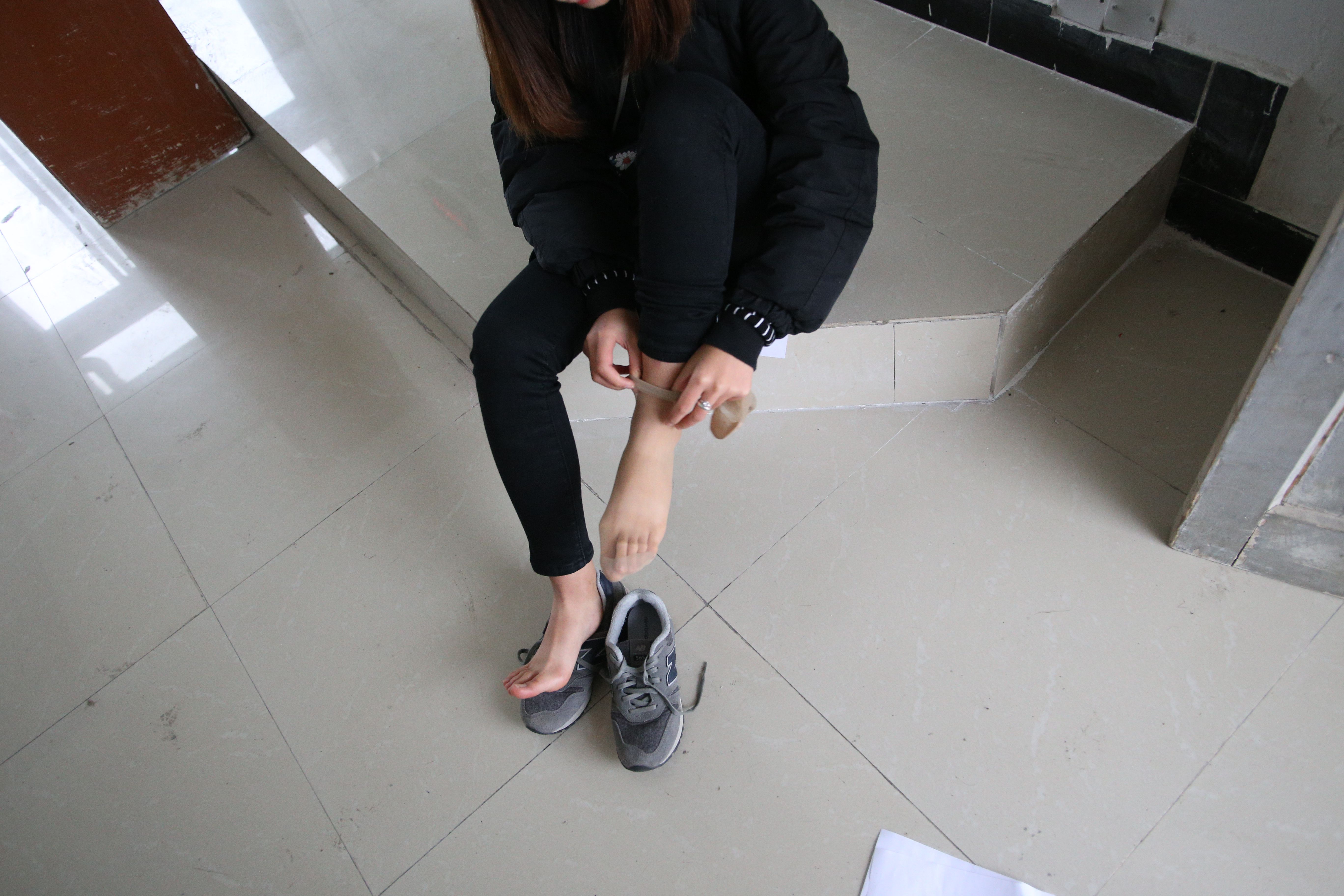 《放假后の教室丝袜脚+视频一部》作品图