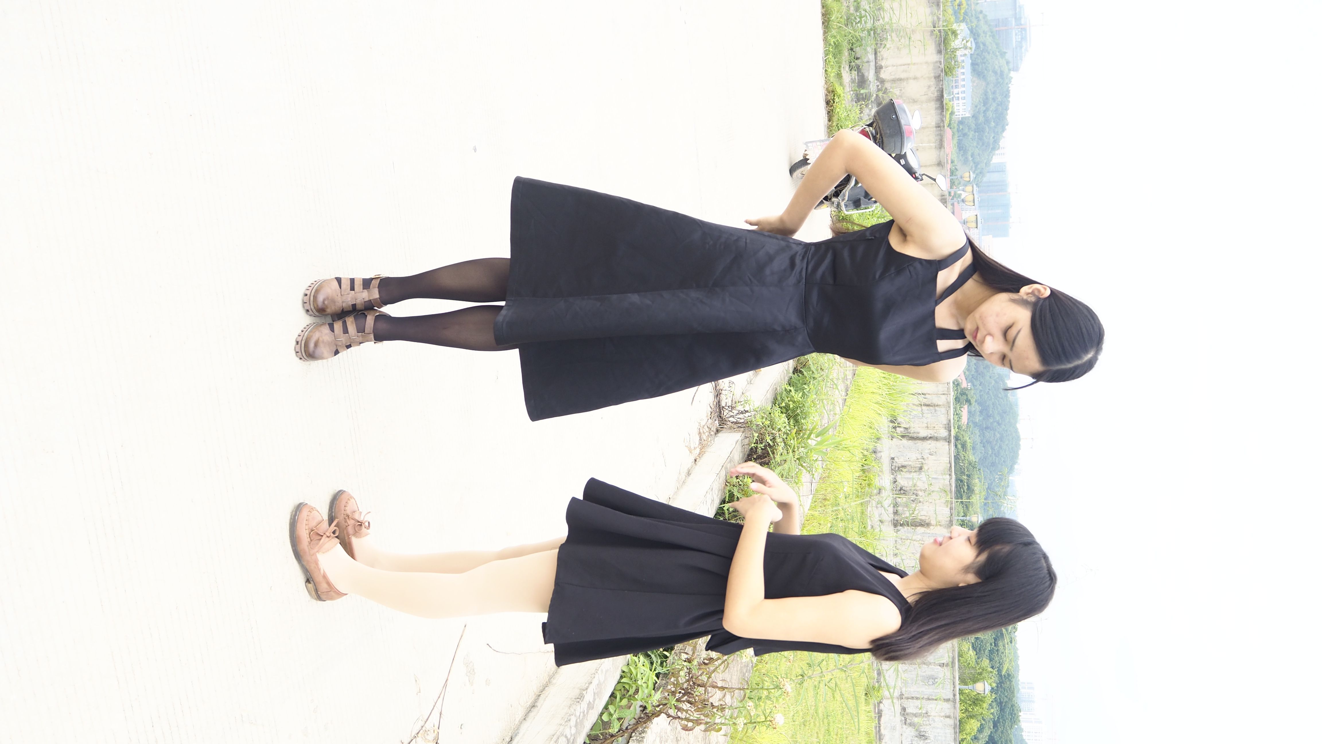 《两位小可爱黑色连衣裙》作品图