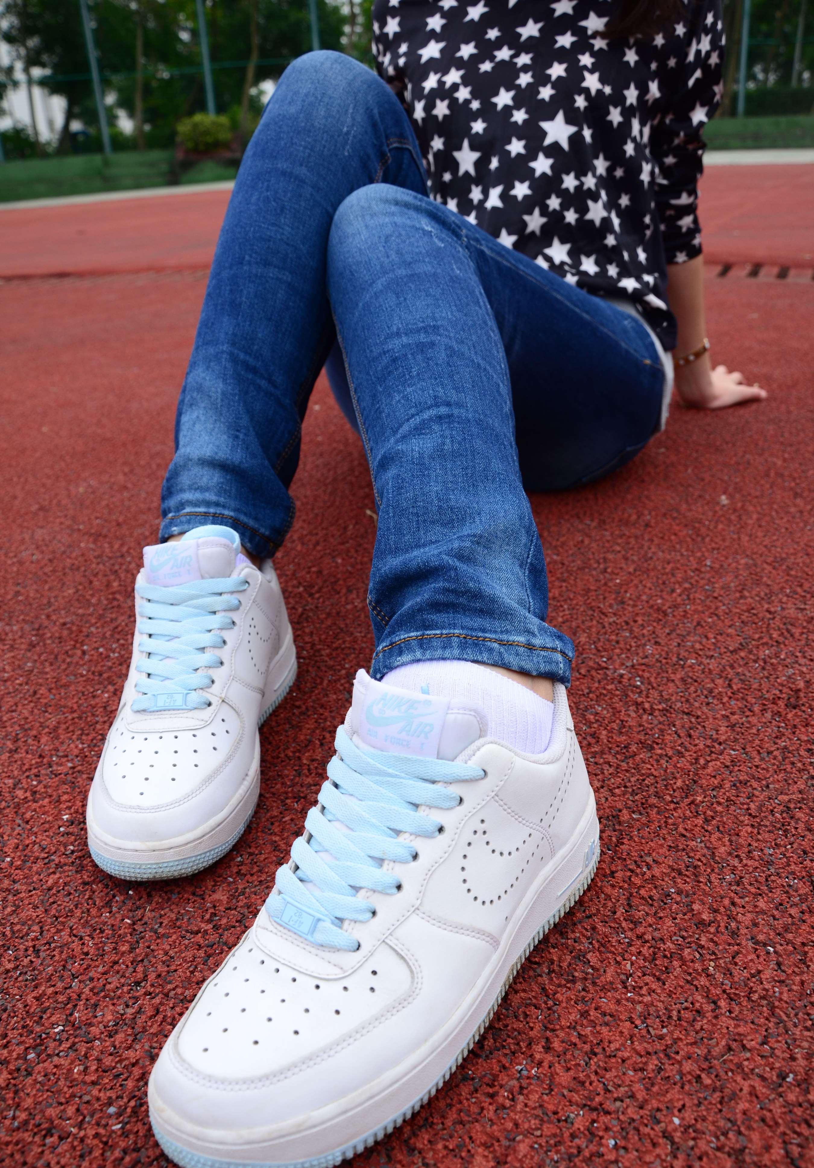 《操场牛仔板鞋の棉袜脚》作品图