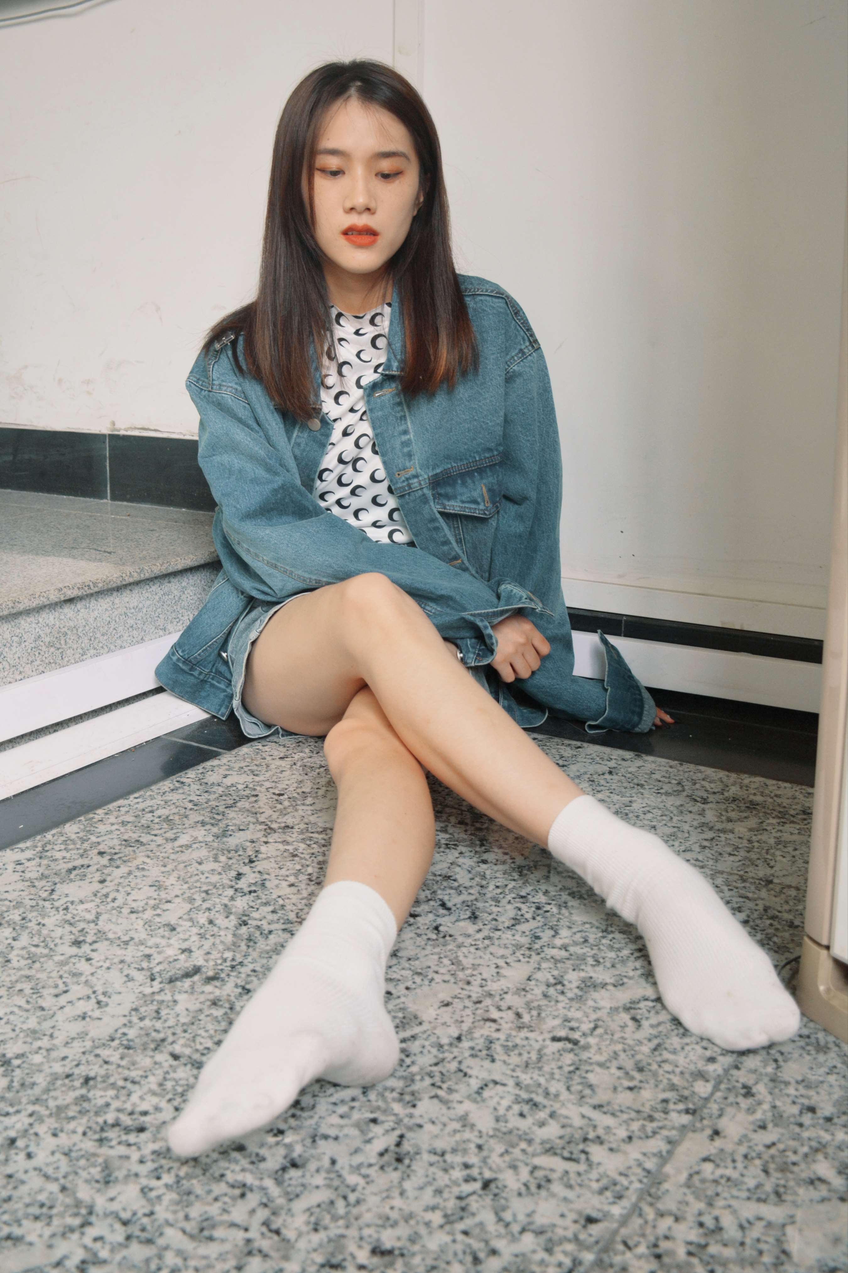 《教学楼学姐棉袜脚丫》作品图