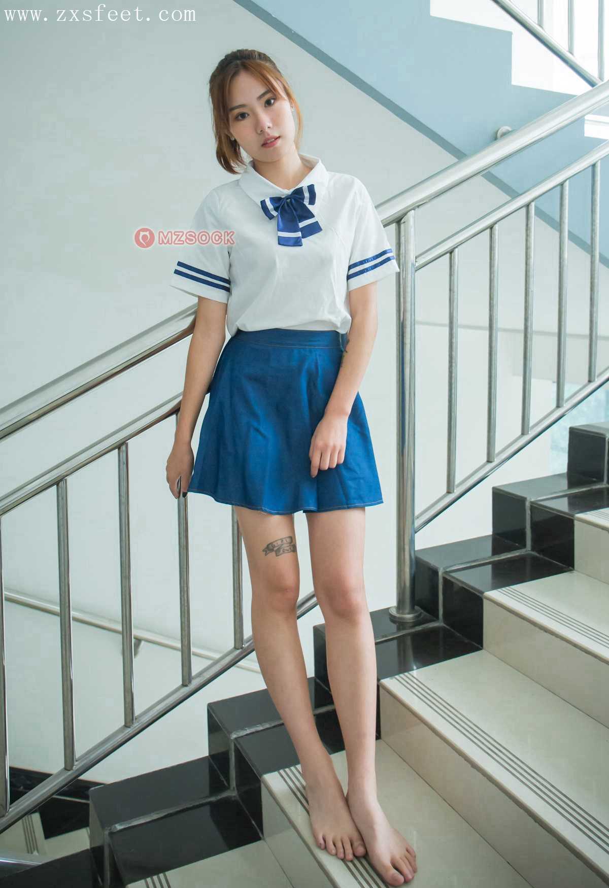 《教室里寻觅一缕心香》作品图