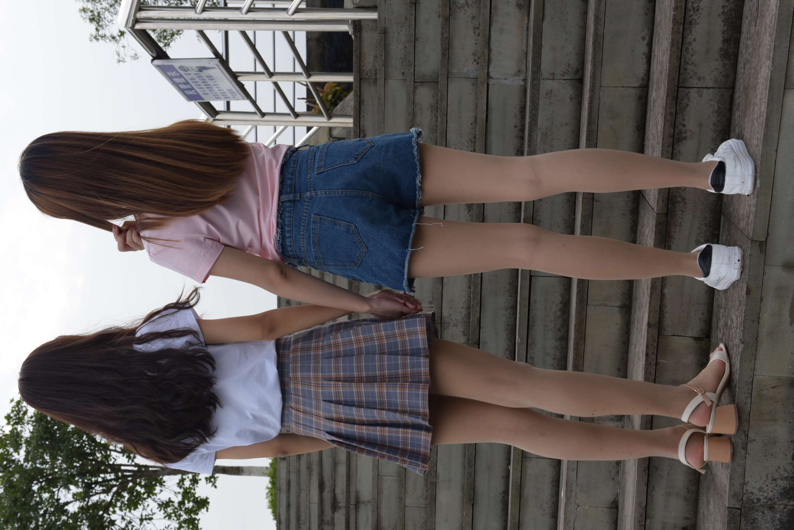 《双丝姐妹花校园操场互脚》作品图