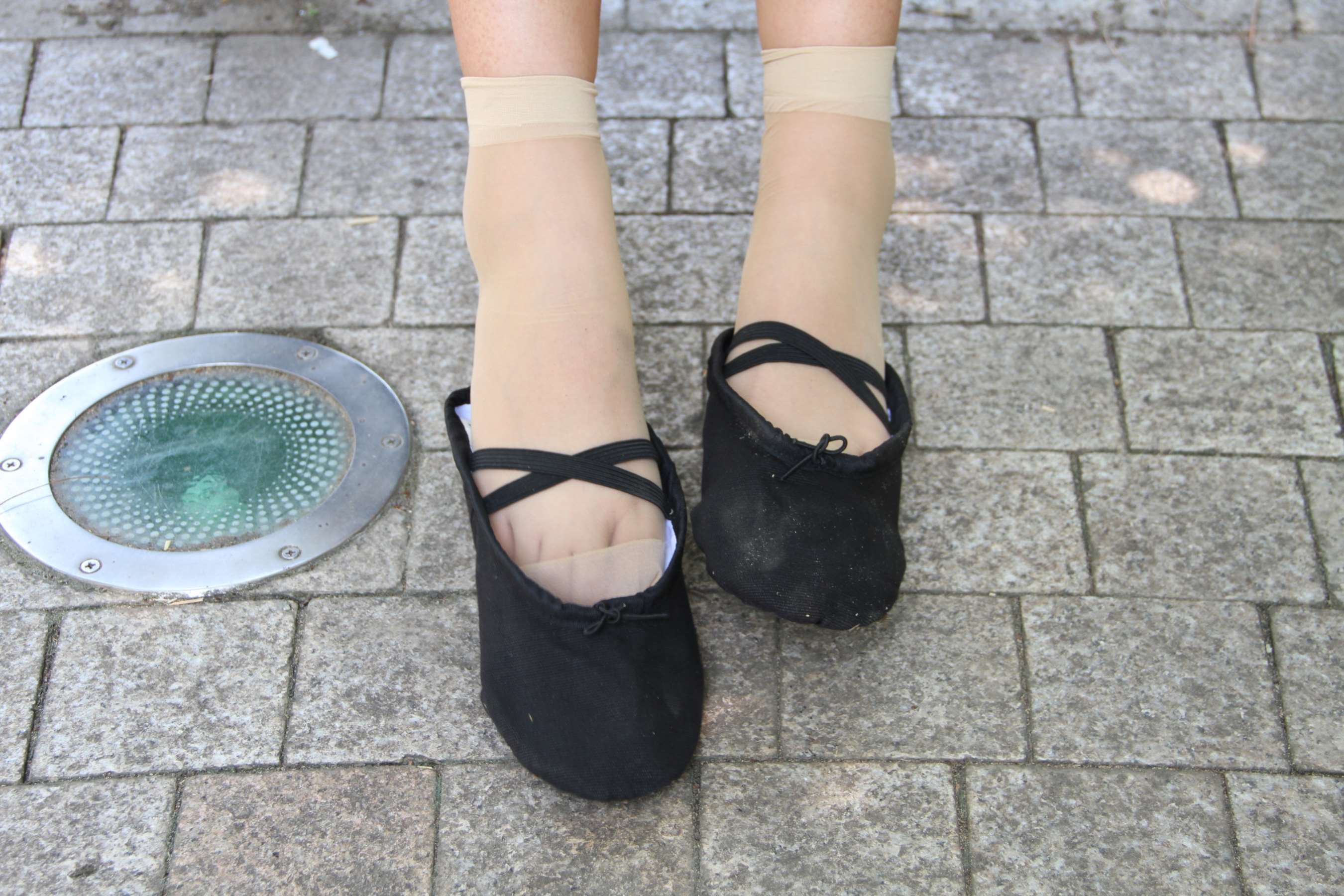 《刚刚练完舞-感觉脚趾疼》作品图