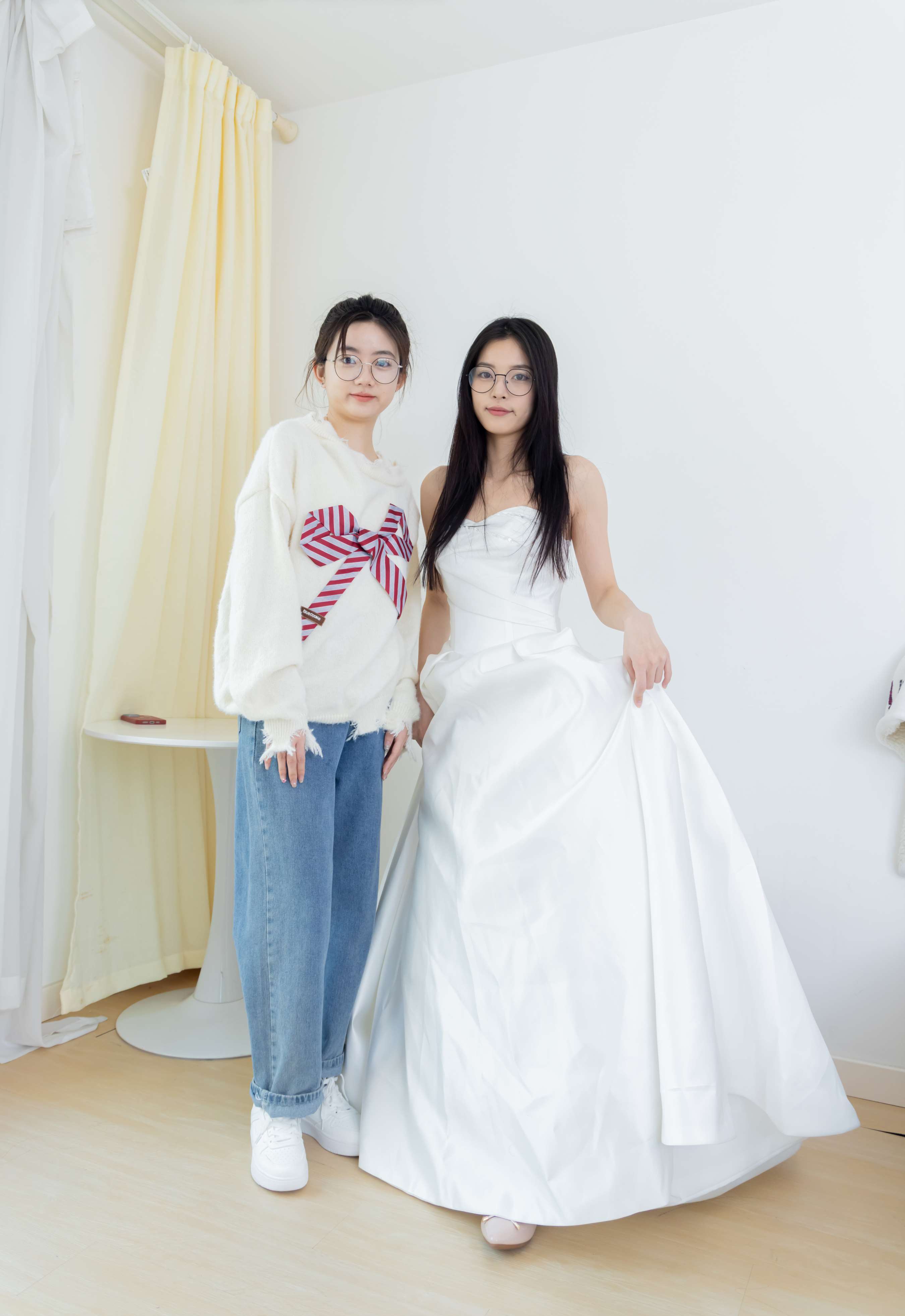 《茯苓&欢欢-平底鞋、板鞋、厚肉丝、灰色棉袜、薄肉丝》作品图