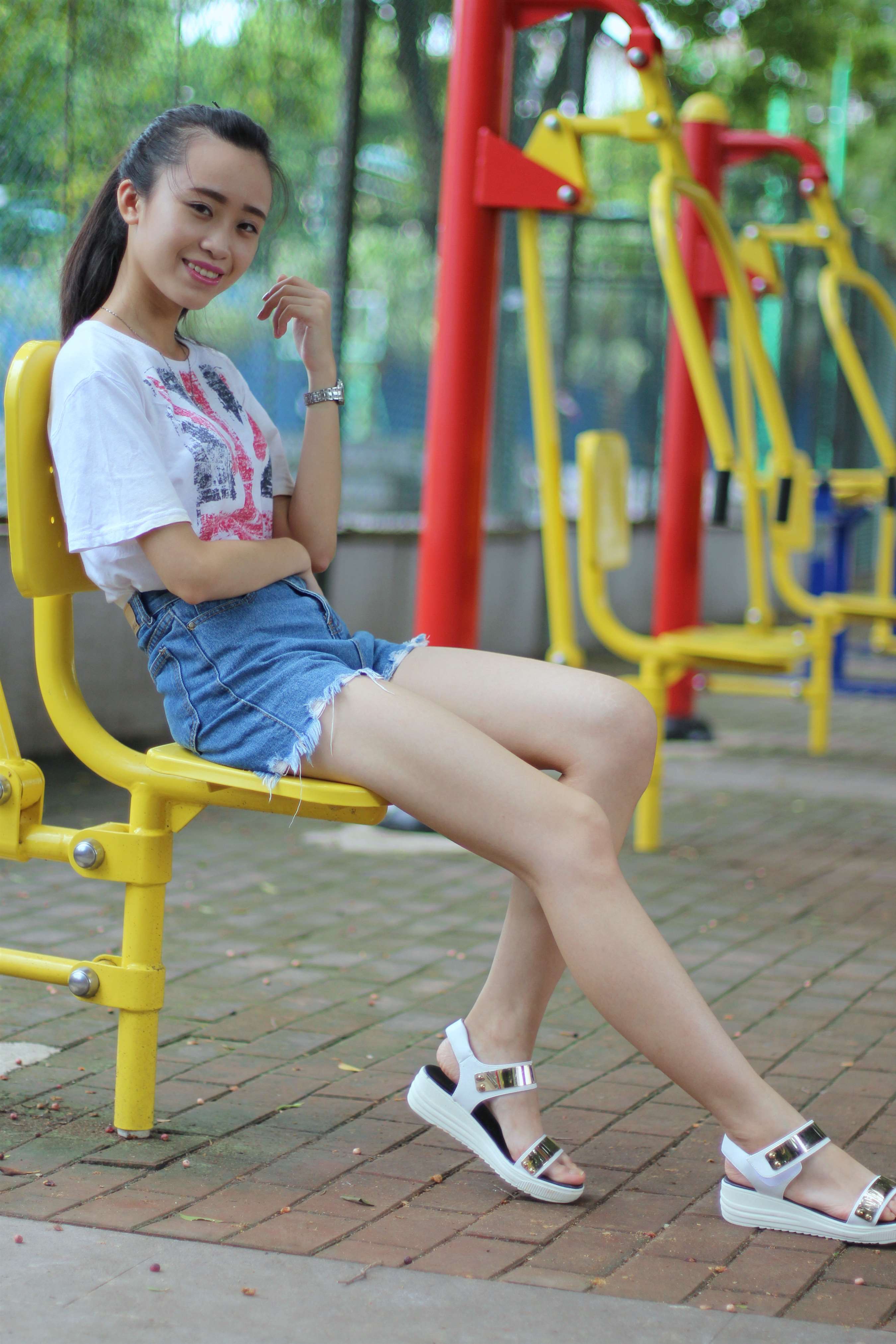 《运动妹子的金色脚丫》作品图