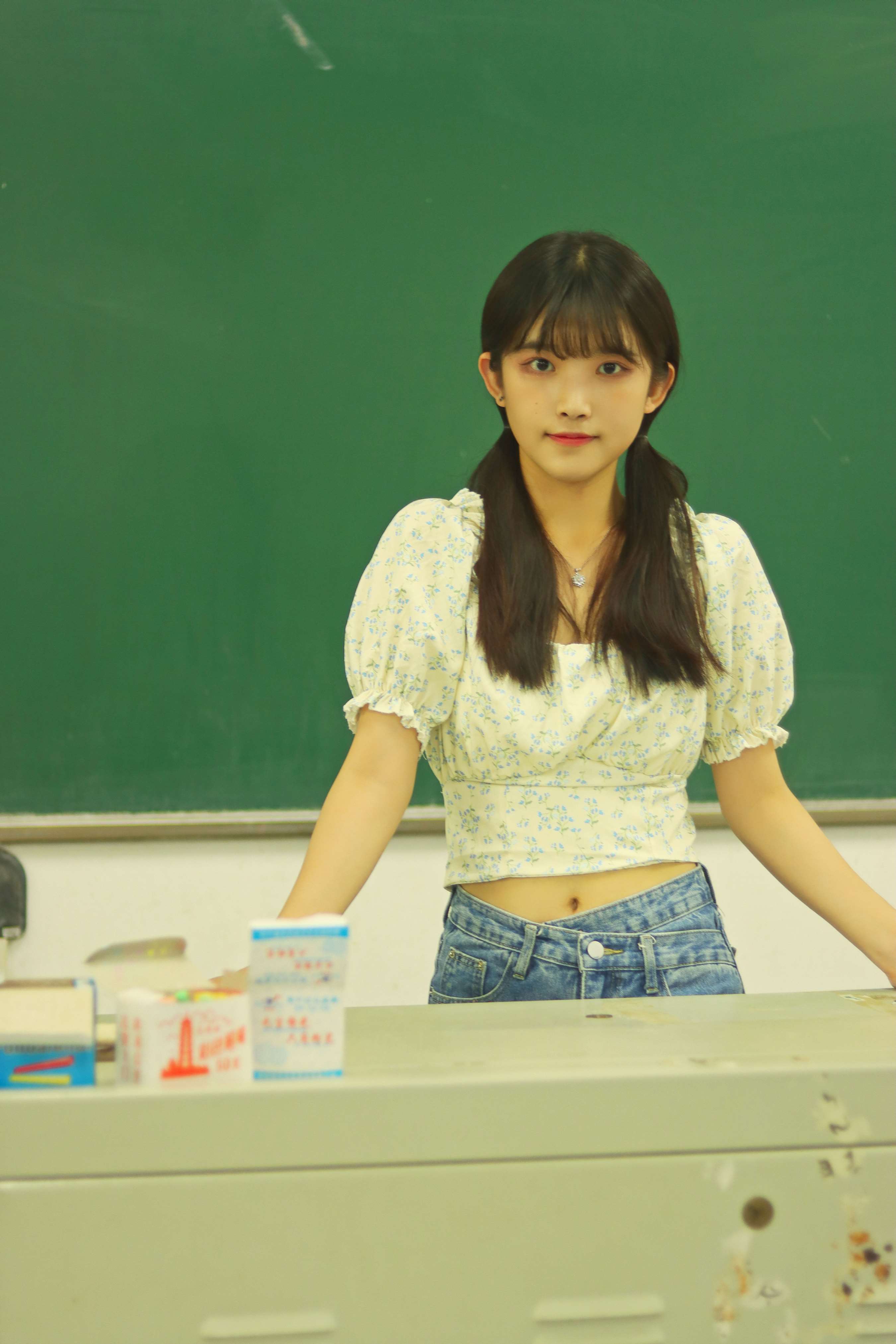 《学妹教室牛仔の棉袜脚丫》作品图