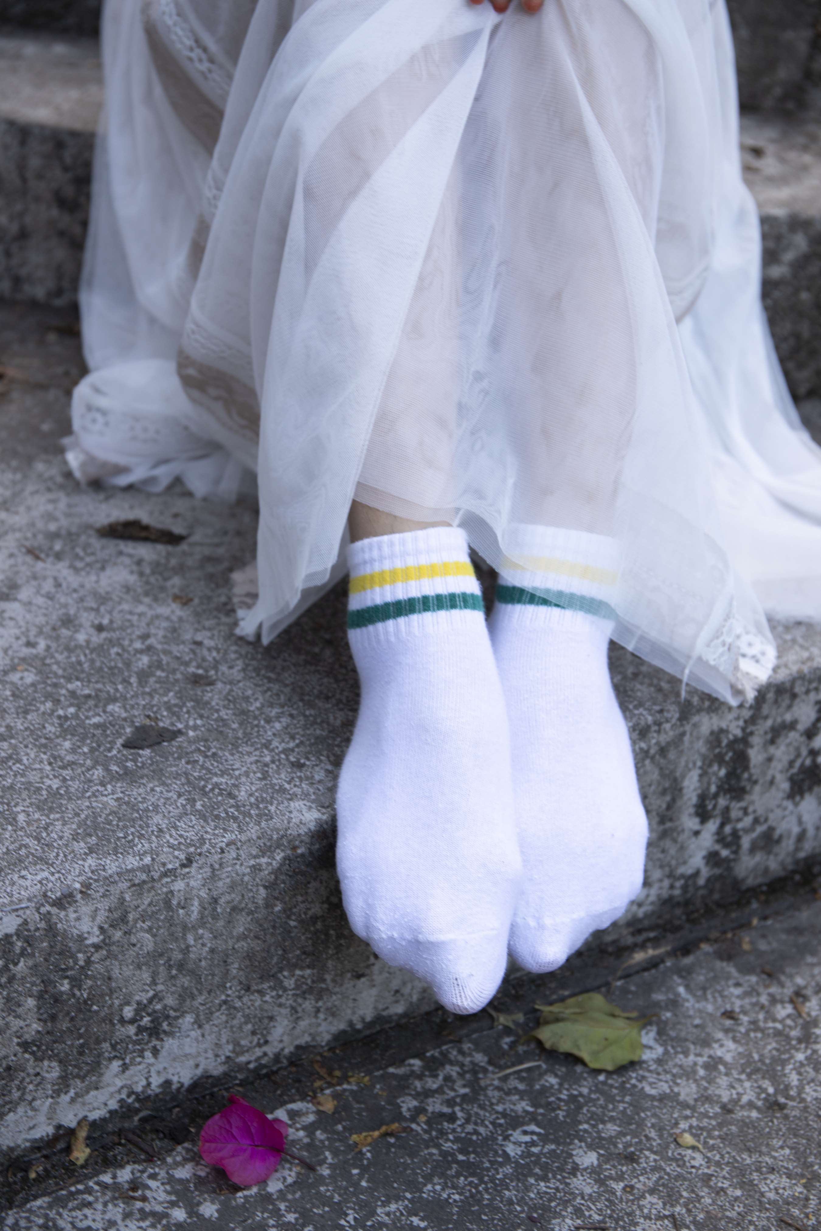 《校园里清纯师妹琳琳秀脚丫》作品图