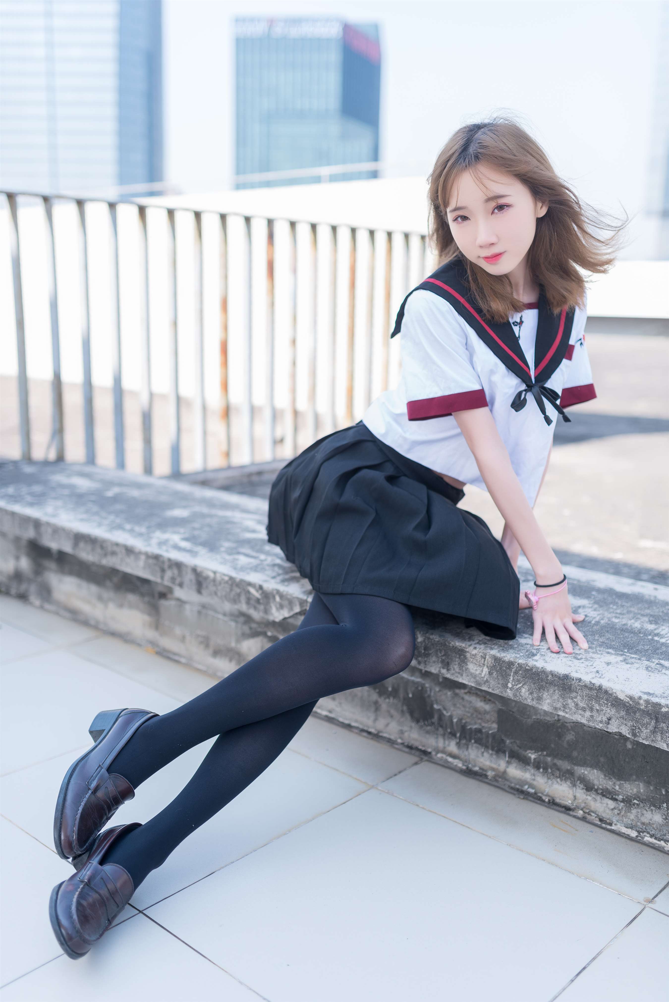 《天台制服の黑丝脚丫》作品图