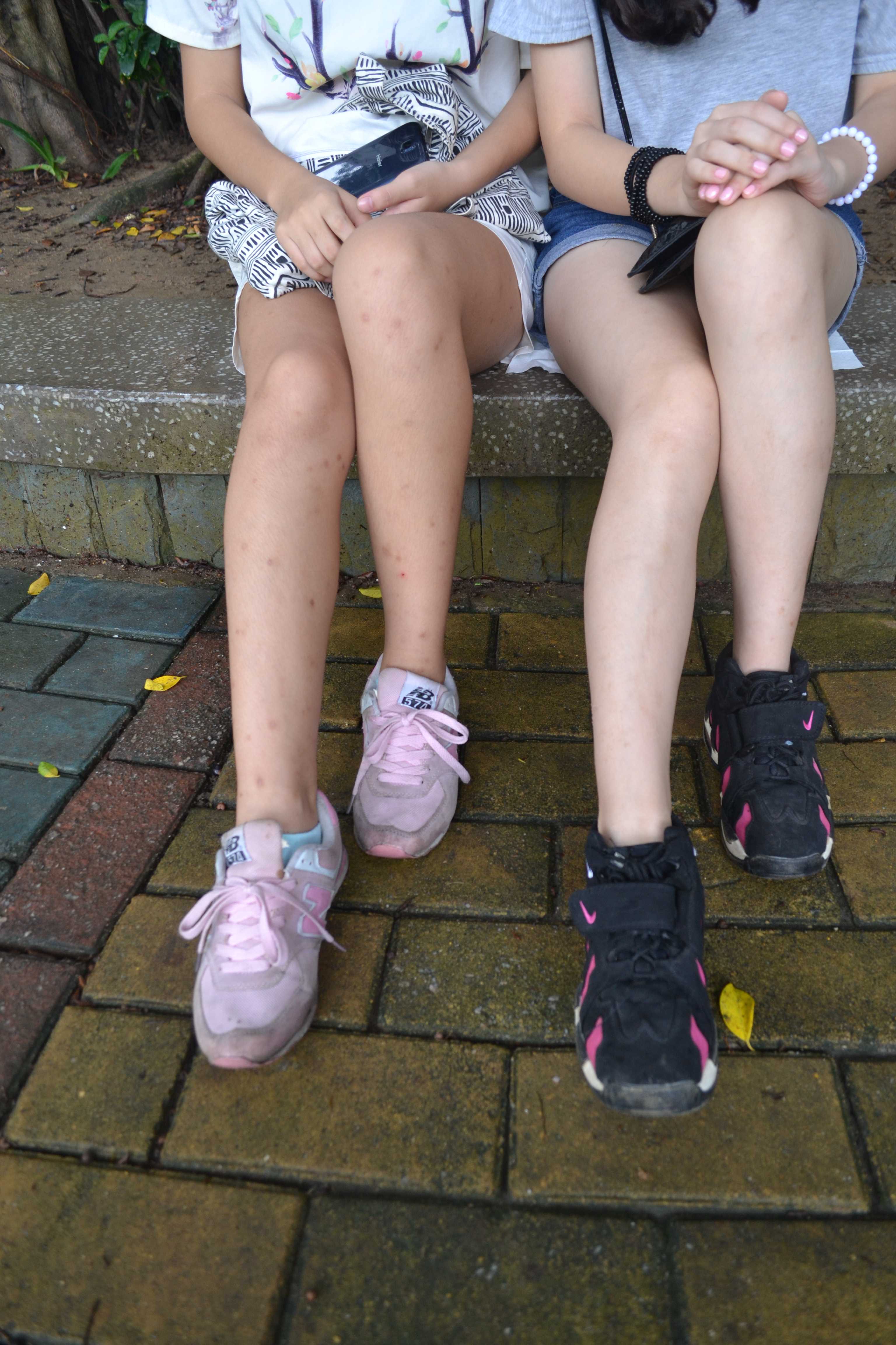 《三个青春期的少女脚丫》作品图
