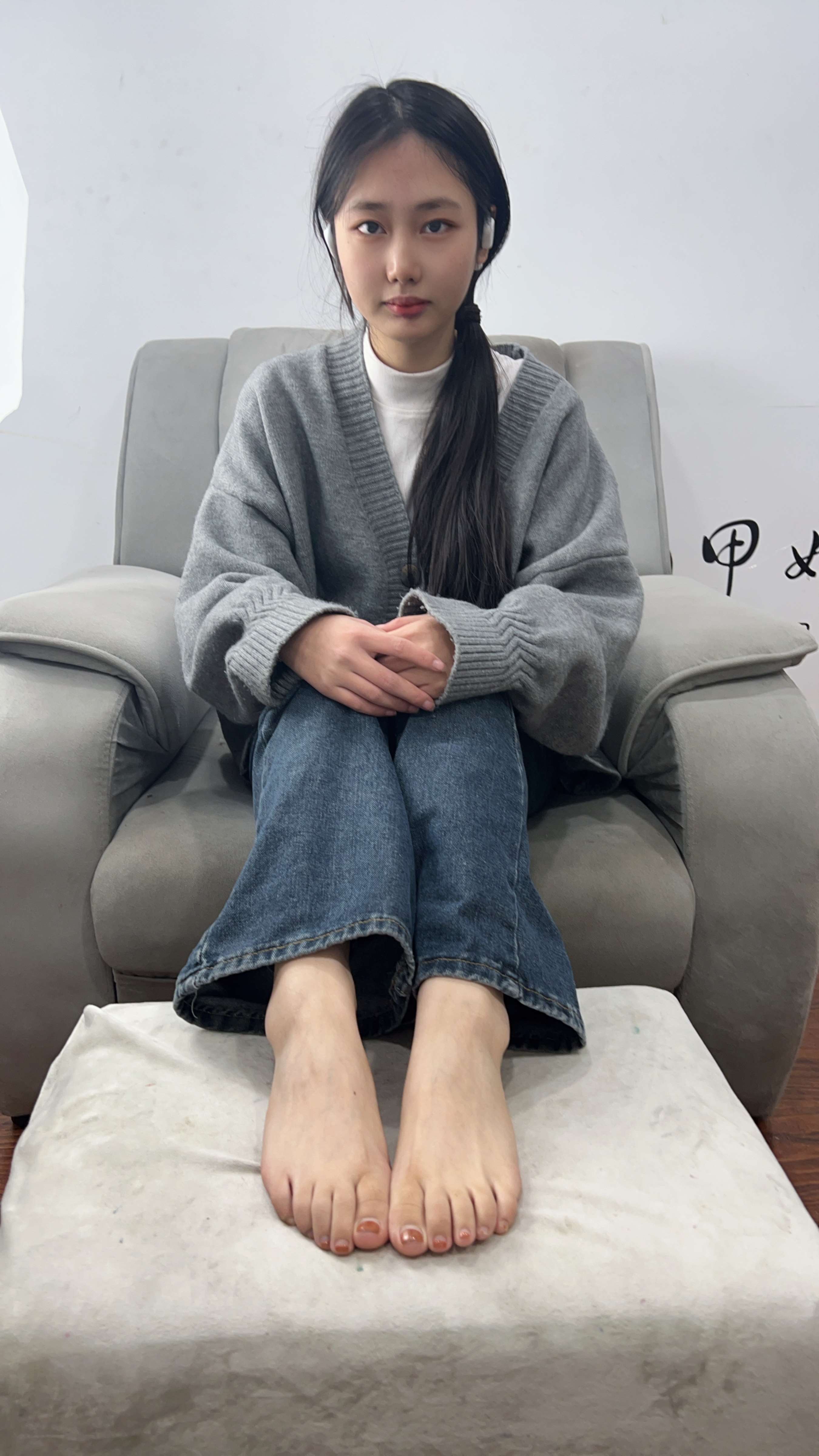 《牛仔少女脱毛毛鞋展嫩足》作品图