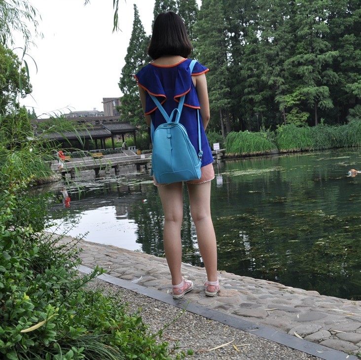 《公园里脏脏的白棉袜脚》作品图