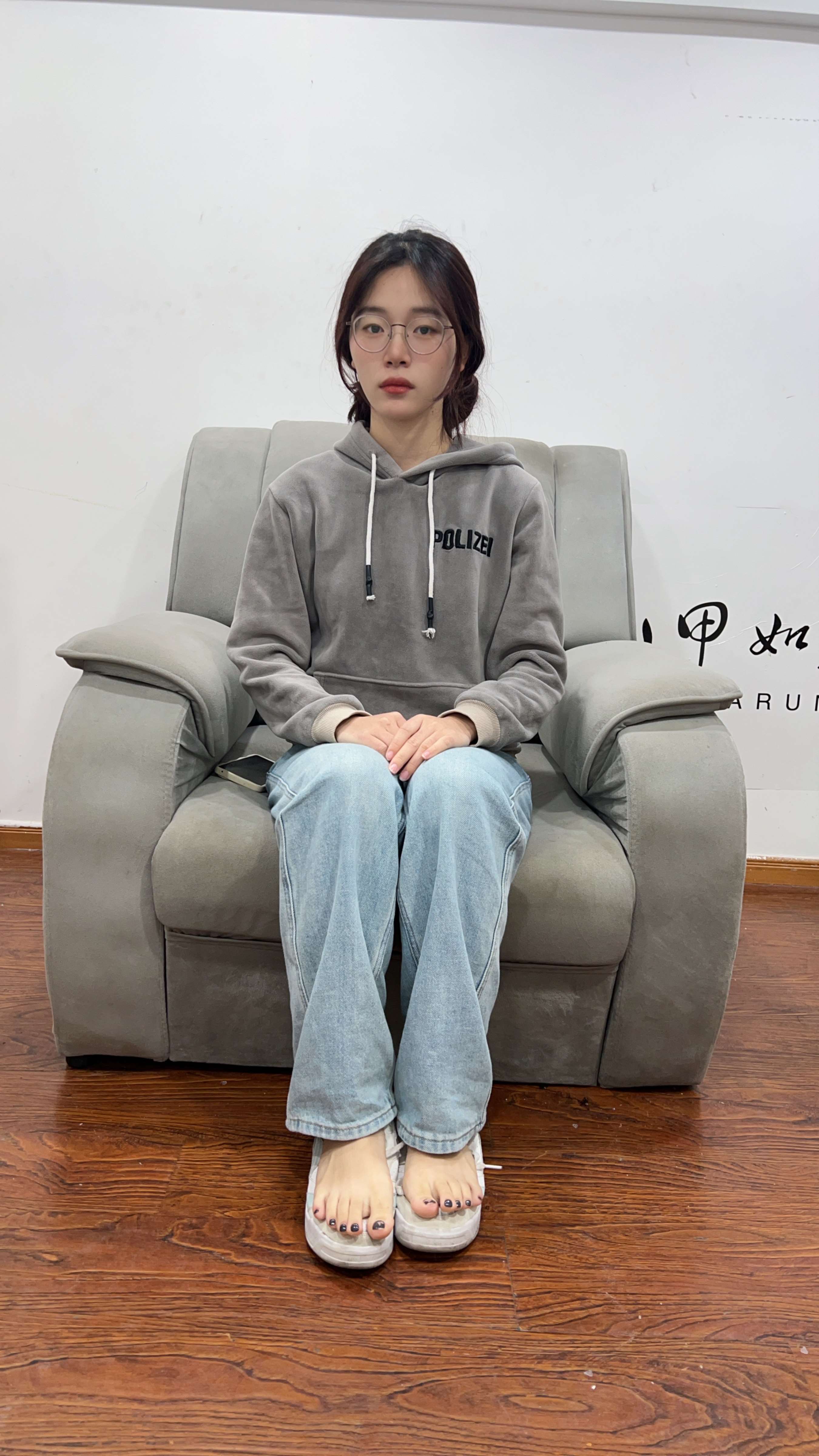 《眼镜妹的大脚嫩足》作品图