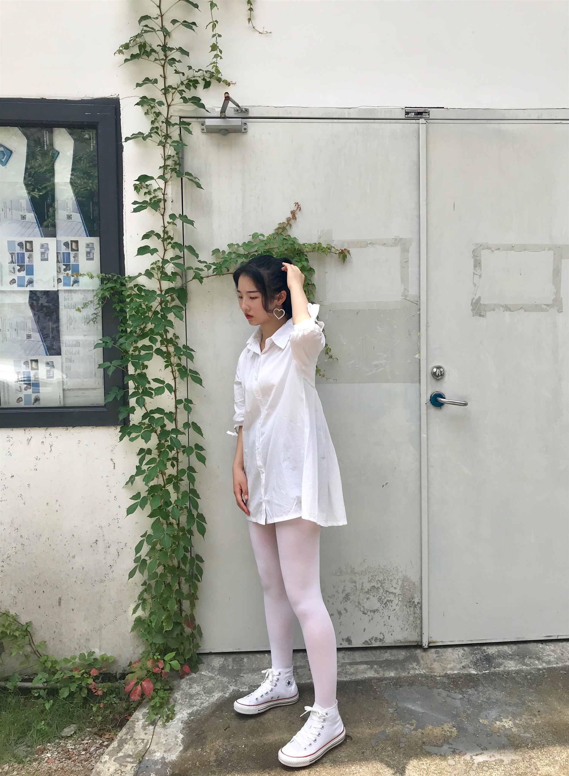 《小姐姐的帆布鞋の长白丝袜脚丫+视频1个》作品图