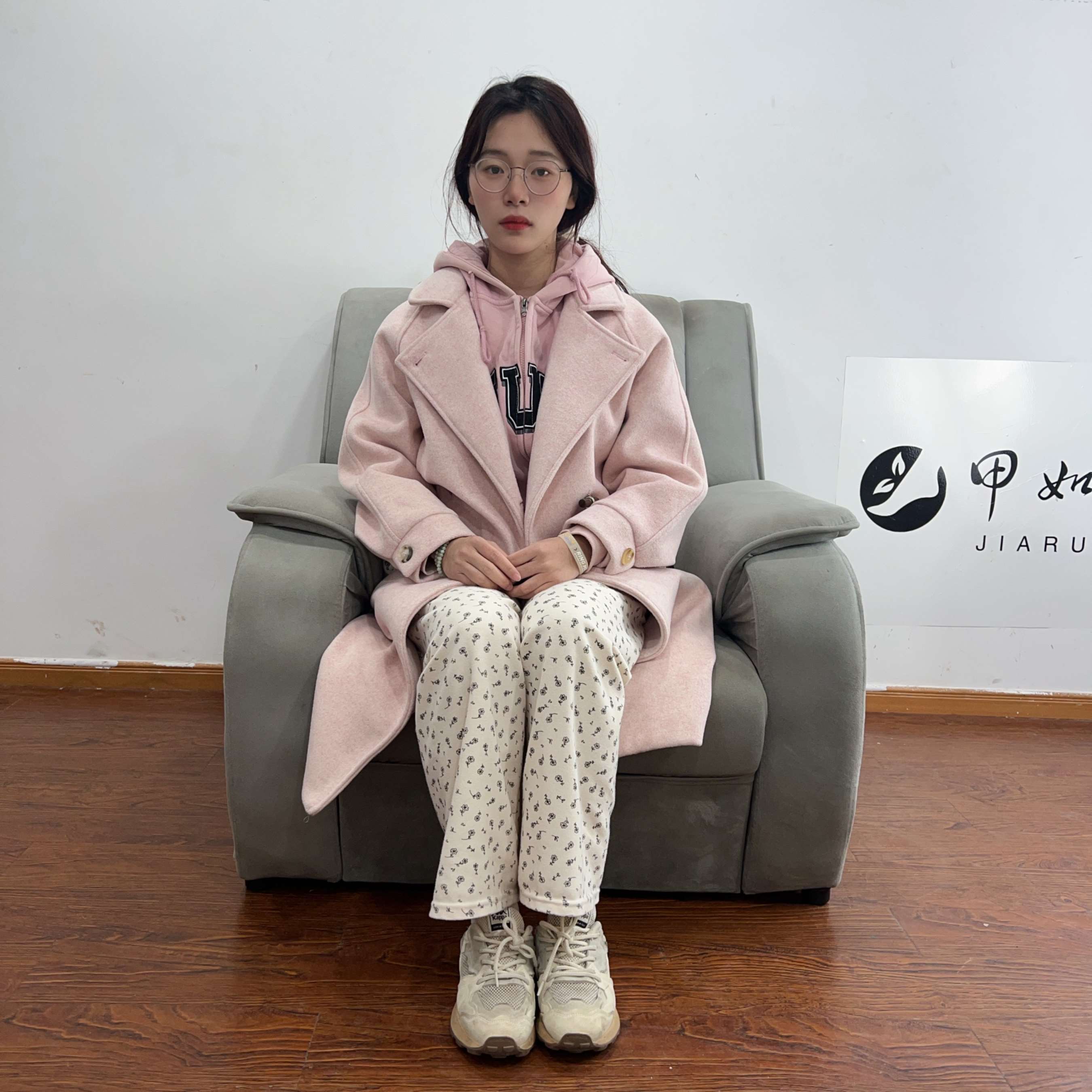 《眼镜妹多皱纹大脚》作品图