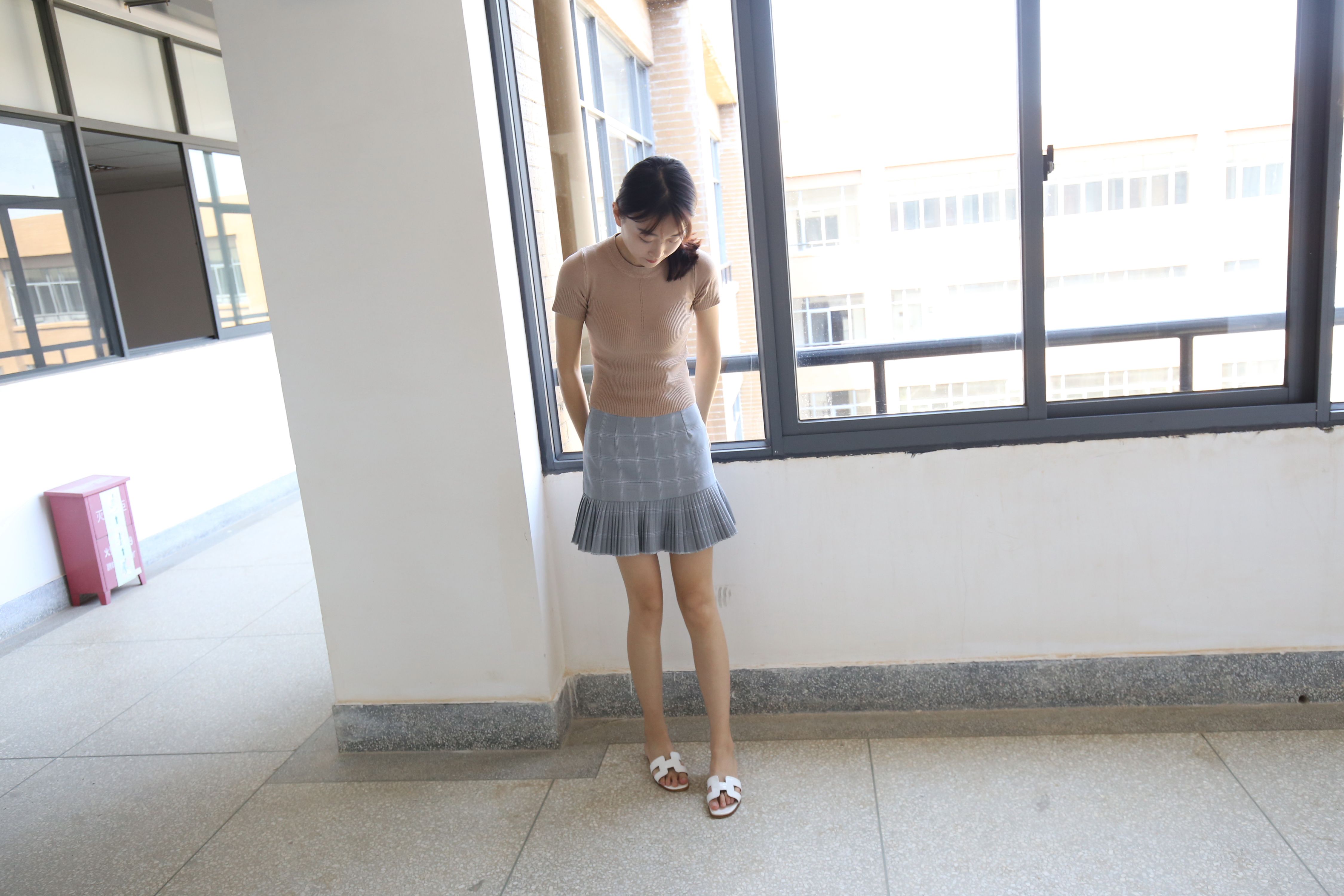 《教学楼里的裸足女生+视频一部》作品图